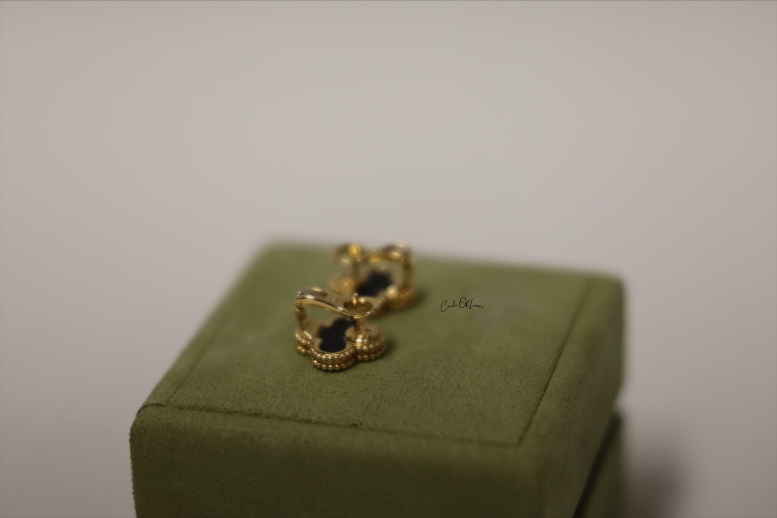 VAN CLEEF & ARPELS SWEET ALHAMBRA EARSTUDS ONYX YELLOW GOLD
