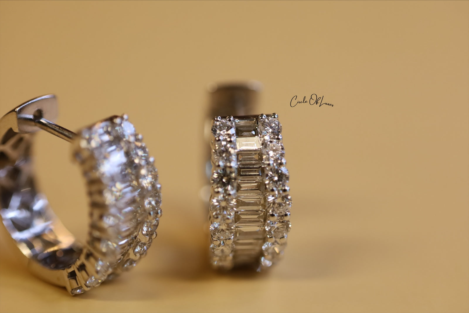 18ct WHITE GOLD CLAW SET ROUND BRILLIANT & BAGUETTE DIAMONDS EARRING