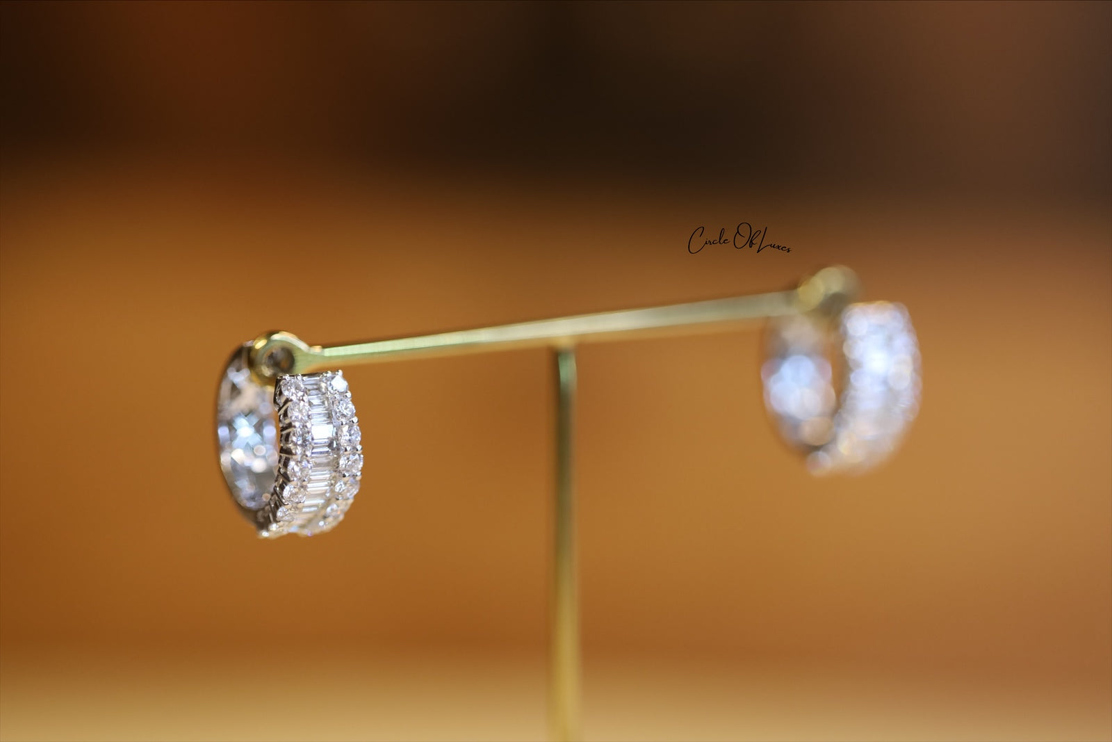 18ct WHITE GOLD CLAW SET ROUND BRILLIANT & BAGUETTE DIAMONDS EARRING