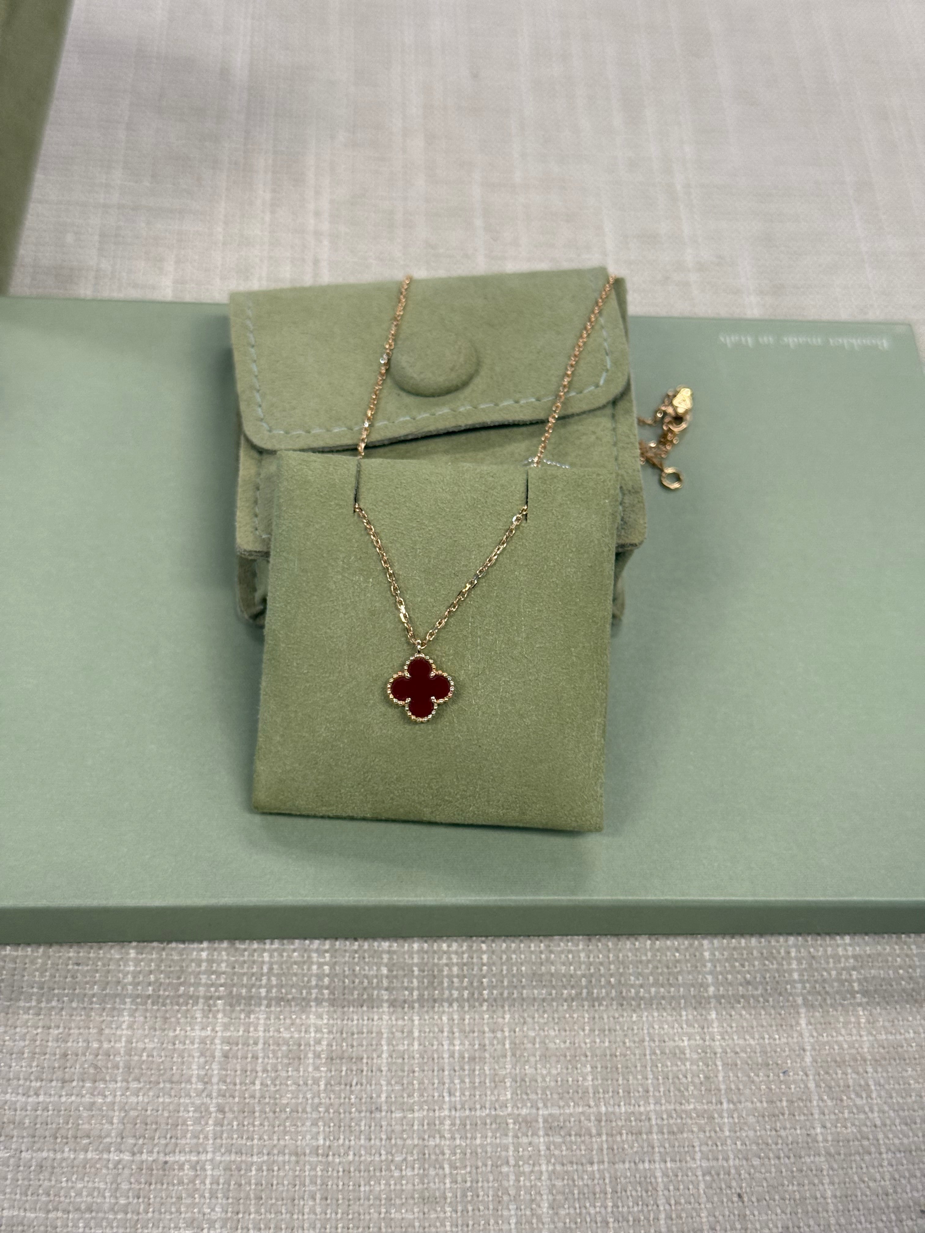 VANCLEEF & ARPELS SWEET PENDANT CARNELIAN  RHHW