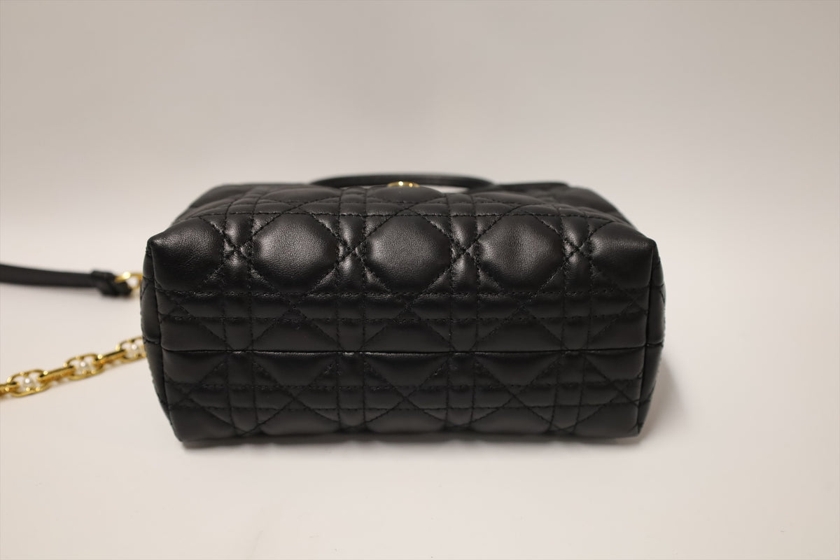 CHRISTIAN DIOR