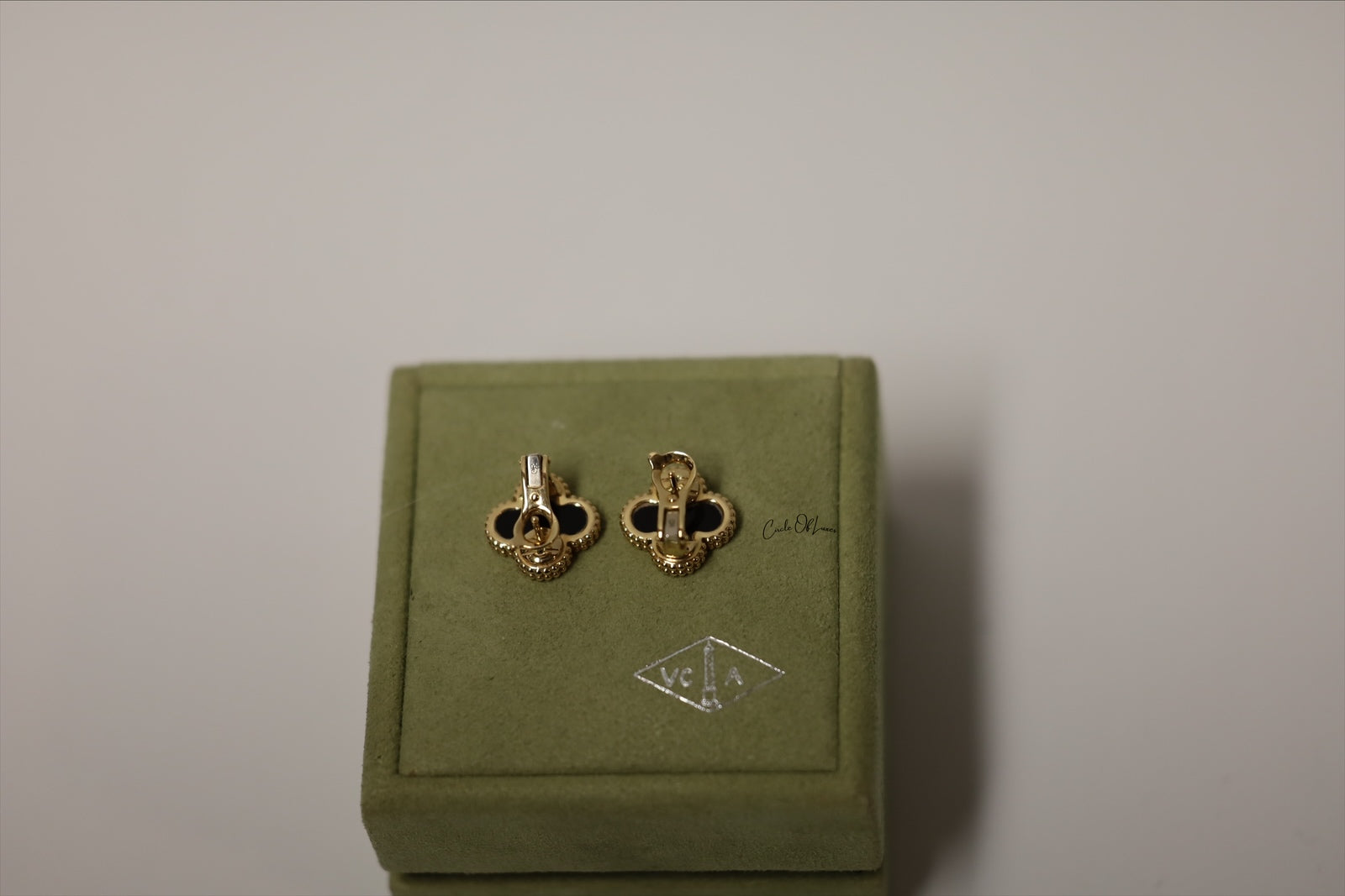 VAN CLEEF & ARPELS SWEET ALHAMBRA EARSTUDS ONYX YELLOW GOLD