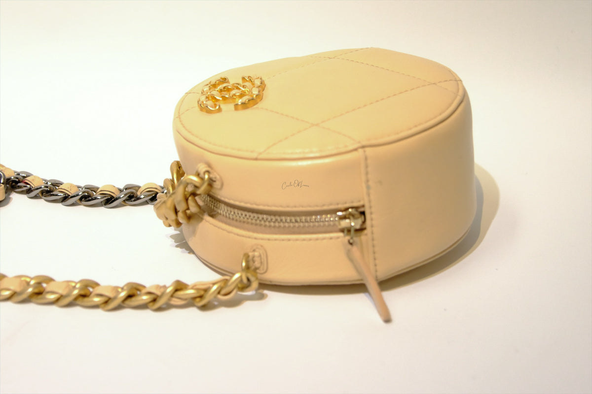 CHANEL 19 ROUND CLUTCH WITH CHAIN