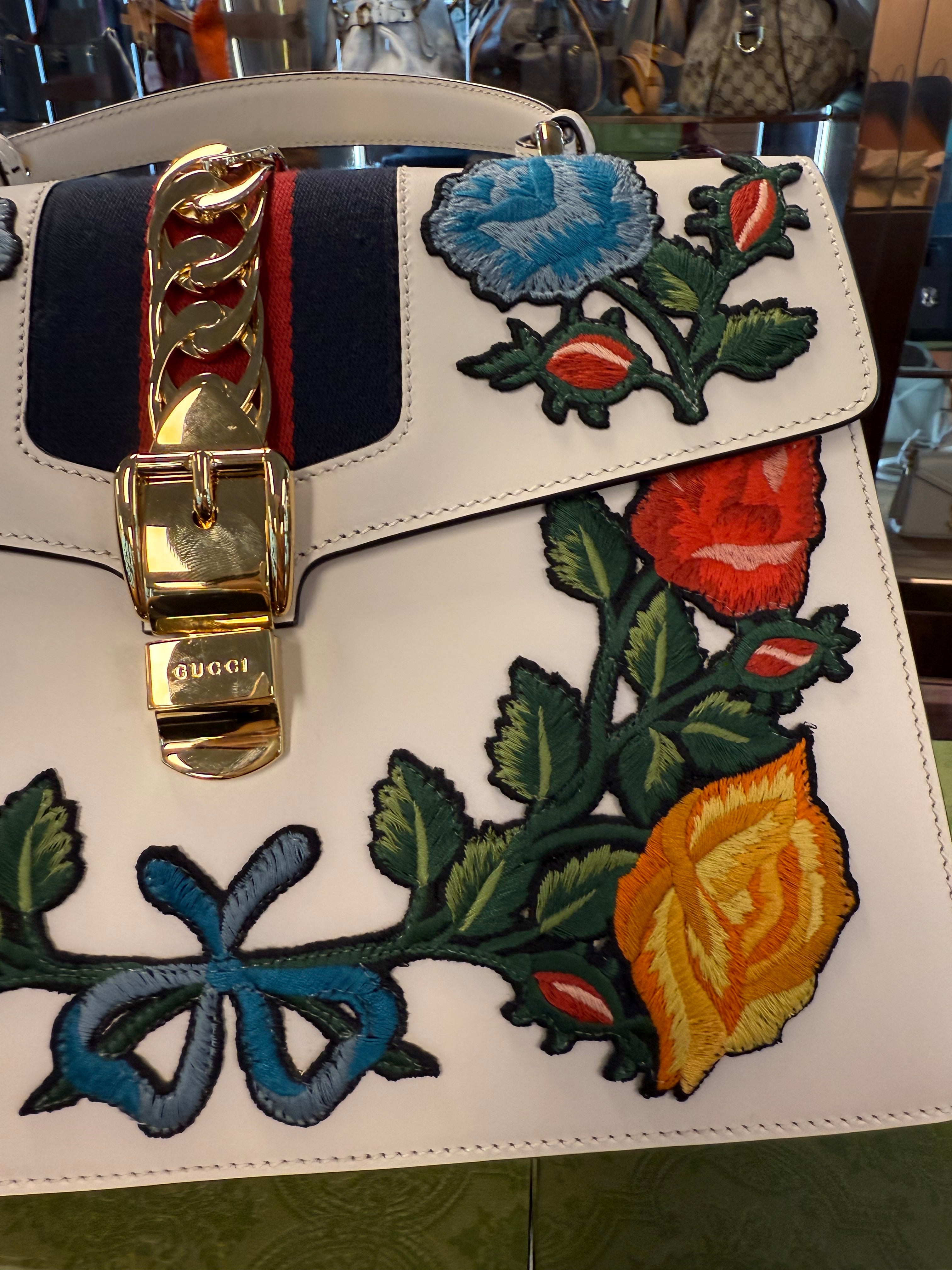 WHITE CLASKIN FLORAL EMBROIRED M TOP HANDLE