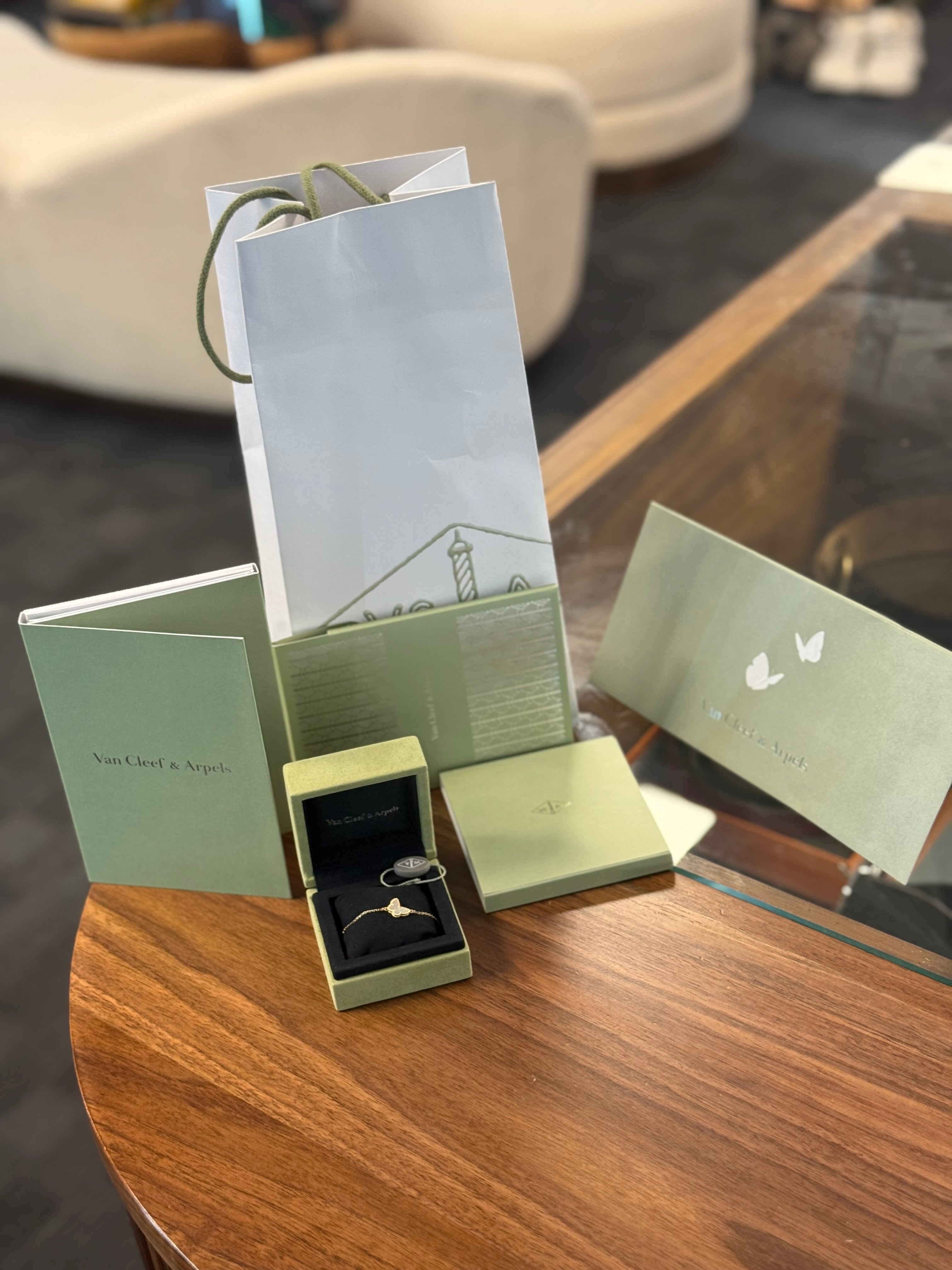 VAN CLEEF & ARPELS BUTTER FLY SWEET MOP YG