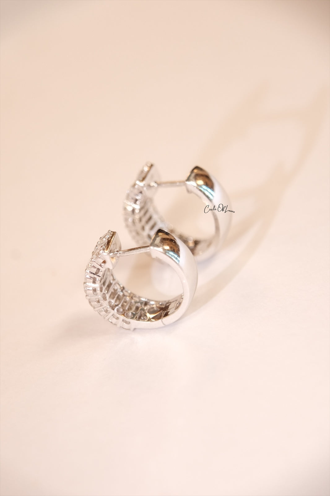 18ct WHITE GOLD CLAW SET ROUND BRILLIANT & BAGUETTE DIAMONDS EARRING