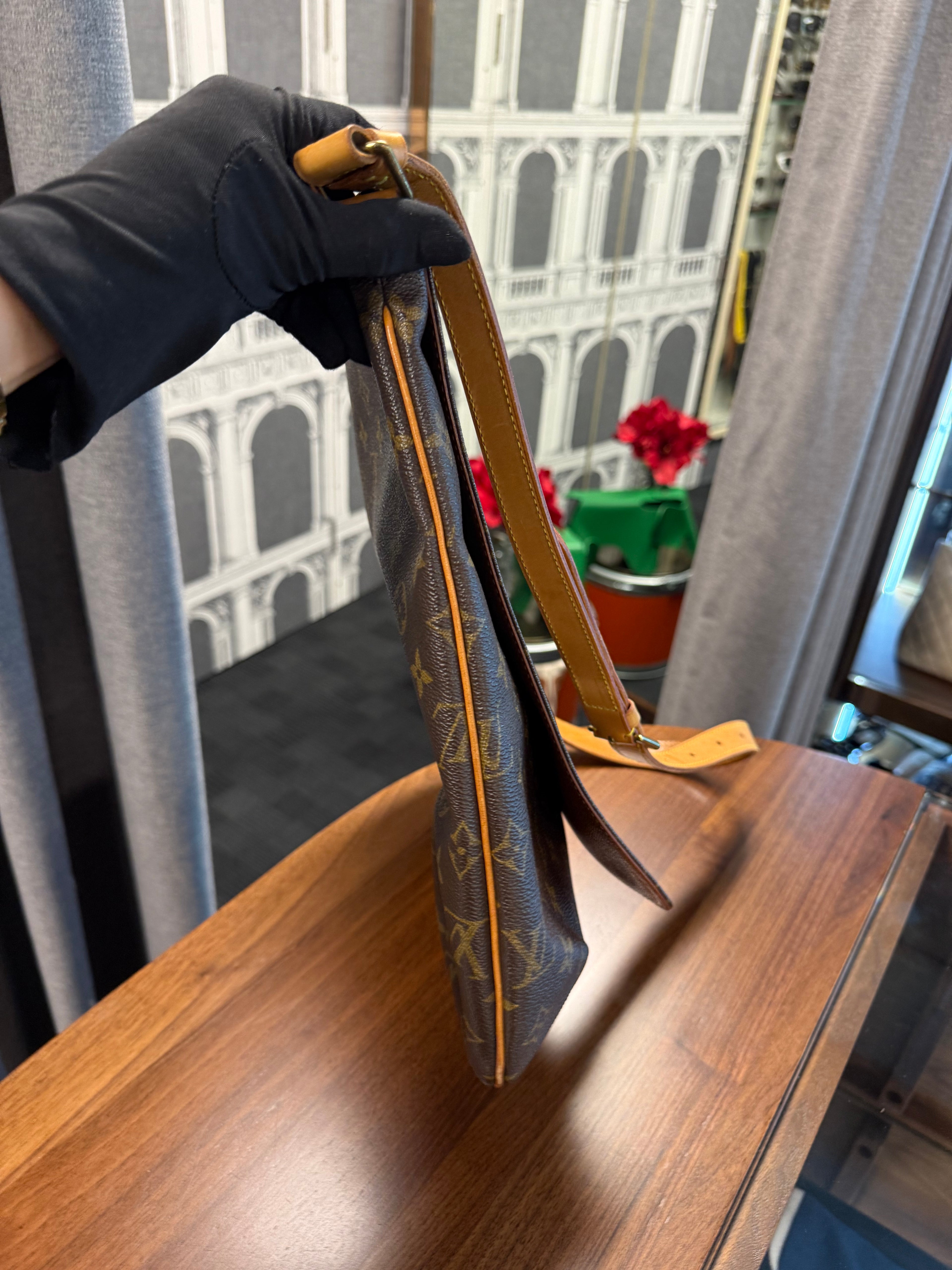 LOUIS VUITTON MUSETTE MESSENGER BAG