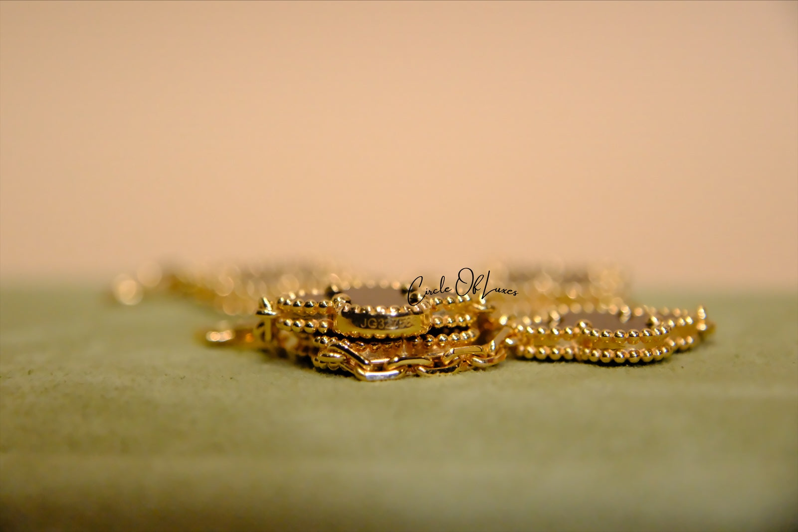 VANCLEEF 
Vintage Alhambra bracelet, 5 motifs
18K yellow gold, Onyx