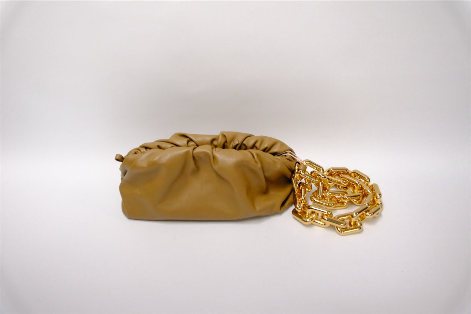BOTTEVEGA CHAIN POUCH CARAMEL LEATHER BAG