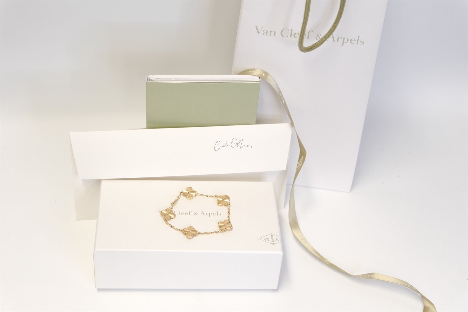V&  C vintage Alhambra 5Motif Bracelet yellow gold