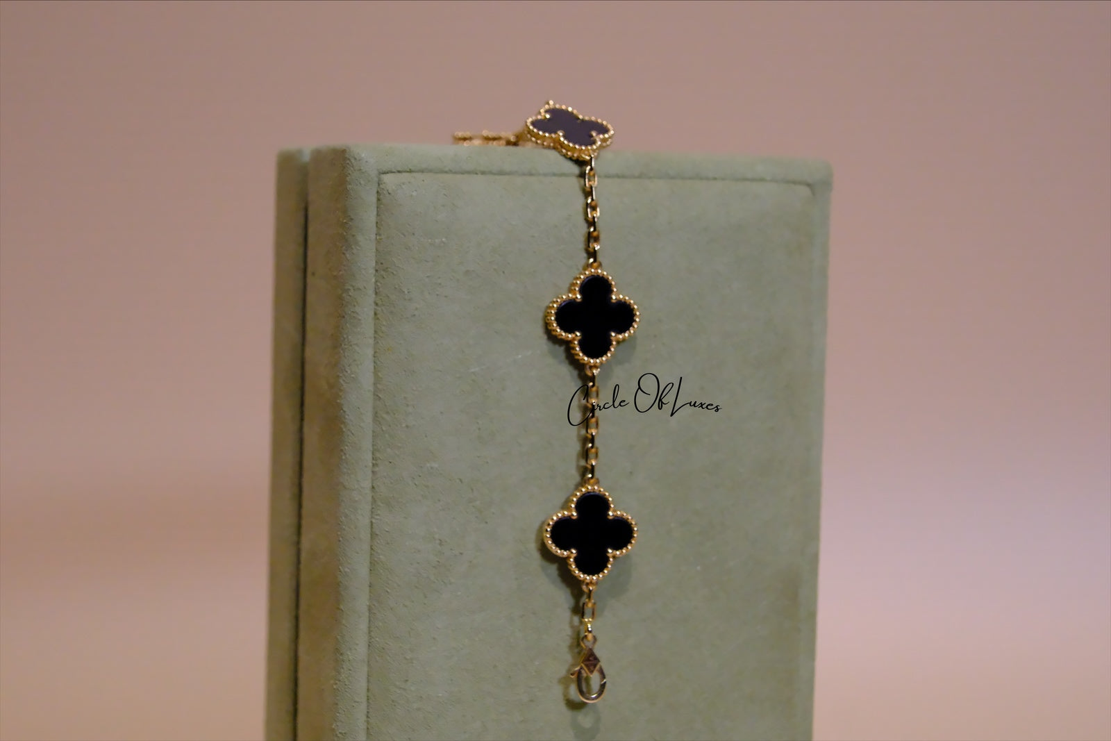 VAN CLEEF & ARPELS ALHAMBRA BRACELET 5 MOTIF ONYX YELLOW GOLD