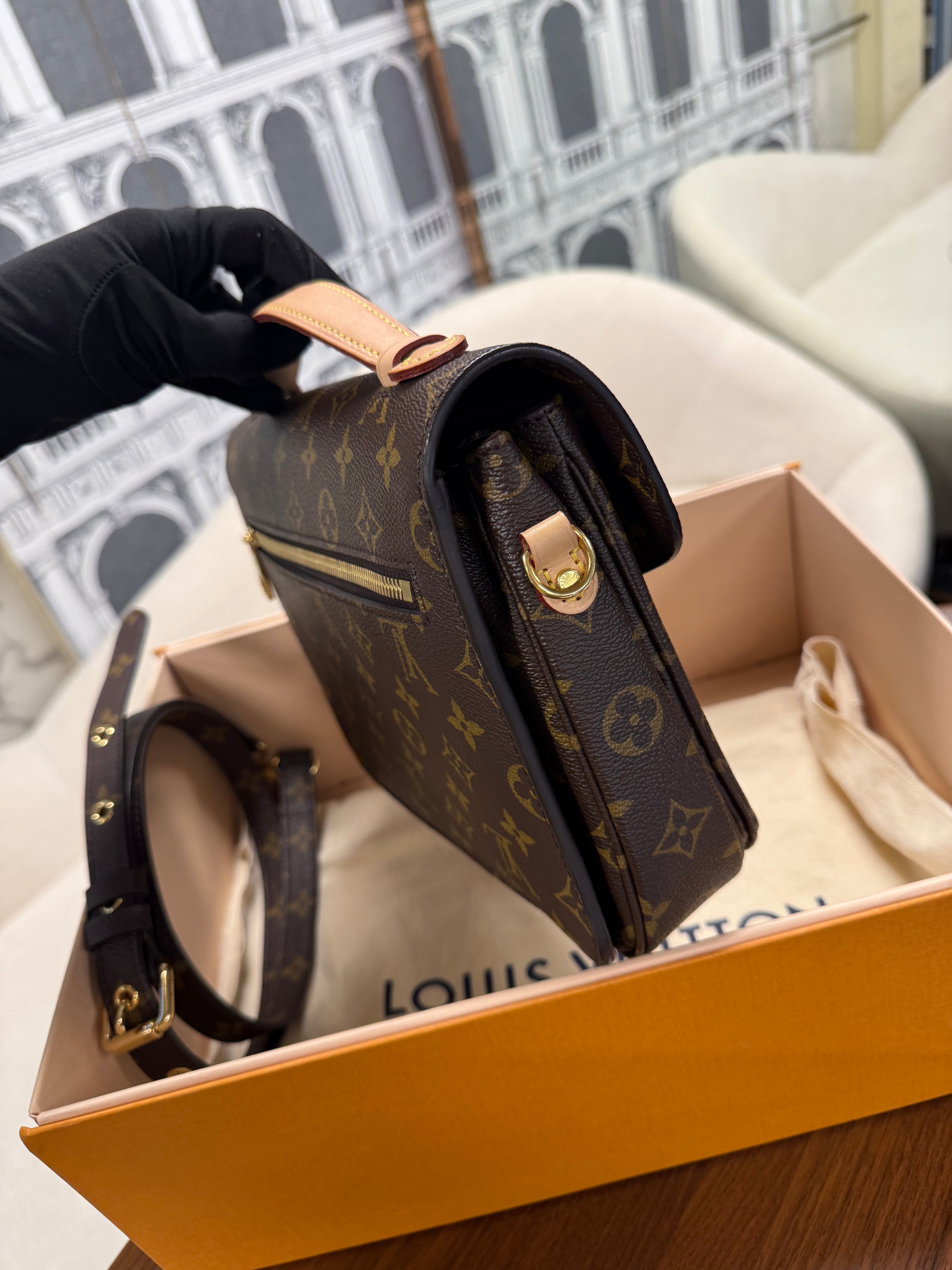 LOUIS VUITTON POCHETTE METIS MONOGRAM