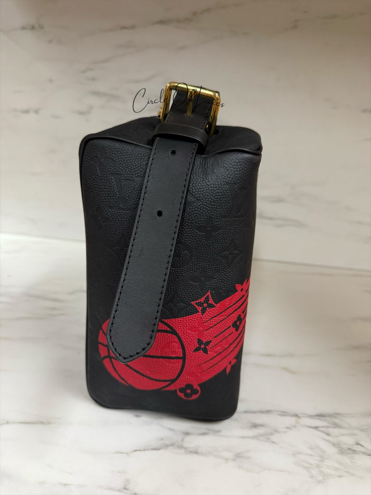 LOUIS VUITTON X  GARDEROBE DOPP KIT NBA EMPREINTE