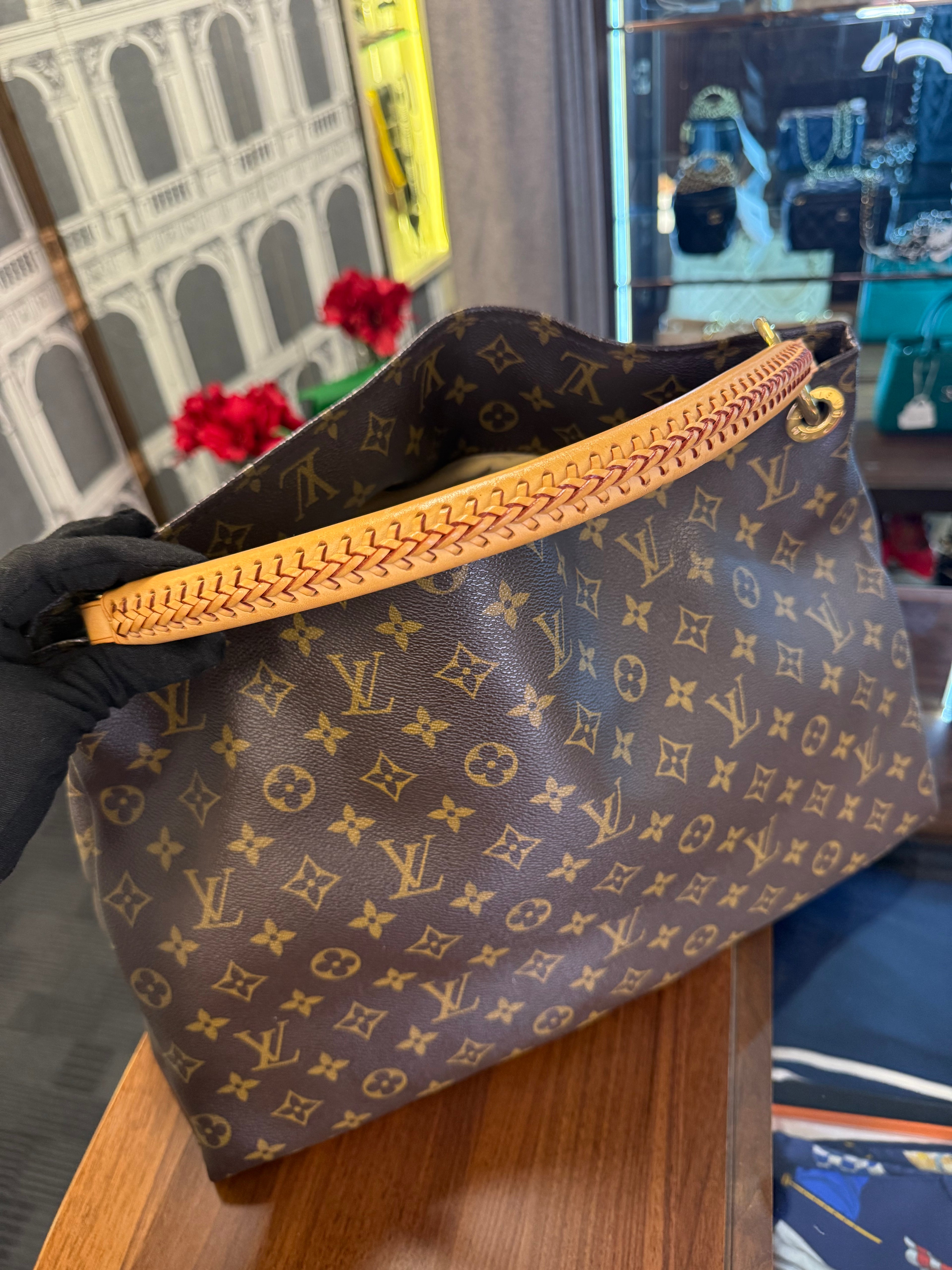 LOUIS VUITTON ARTSY MONOGRAM