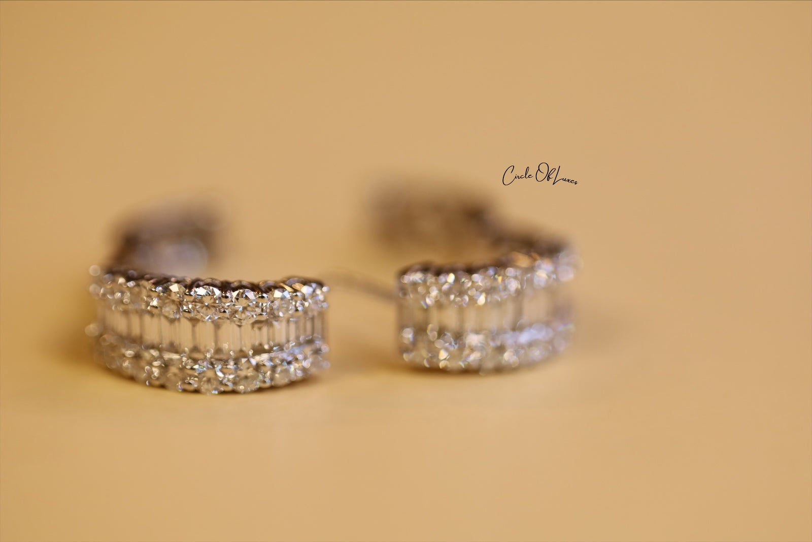 18ct WHITE GOLD CLAW SET ROUND BRILLIANT & BAGUETTE DIAMONDS EARRING