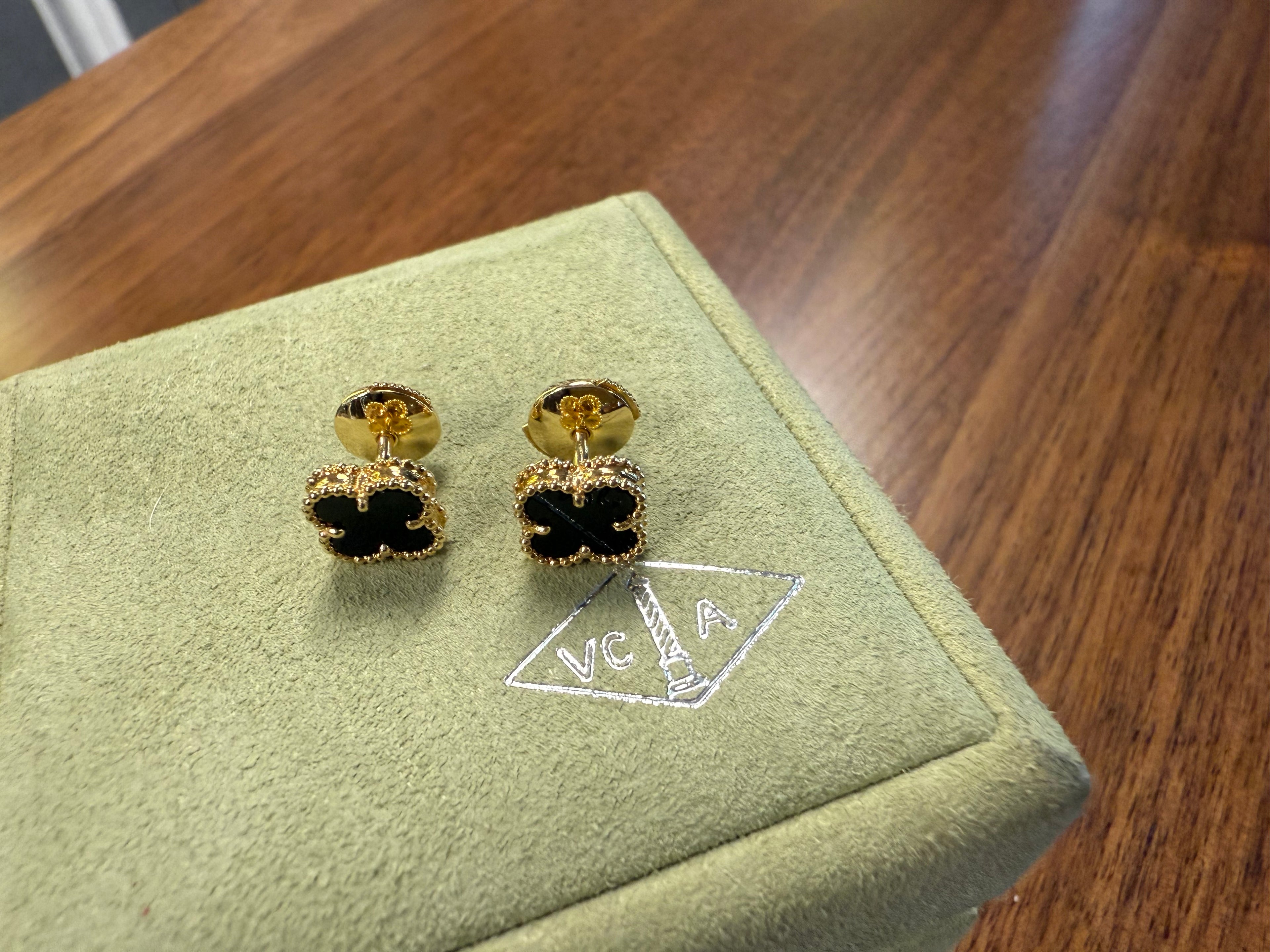 VANCLEEF & ARPELS   SWEET ALHAMBRA ONYX EAR STUD  GHW