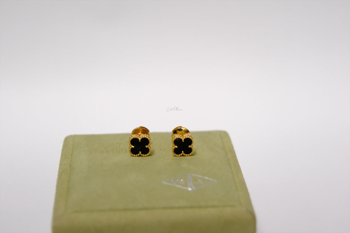 VANCLEEF & APRELS SWEET ONYX 18k YELLOW GOLD EARRING STUD