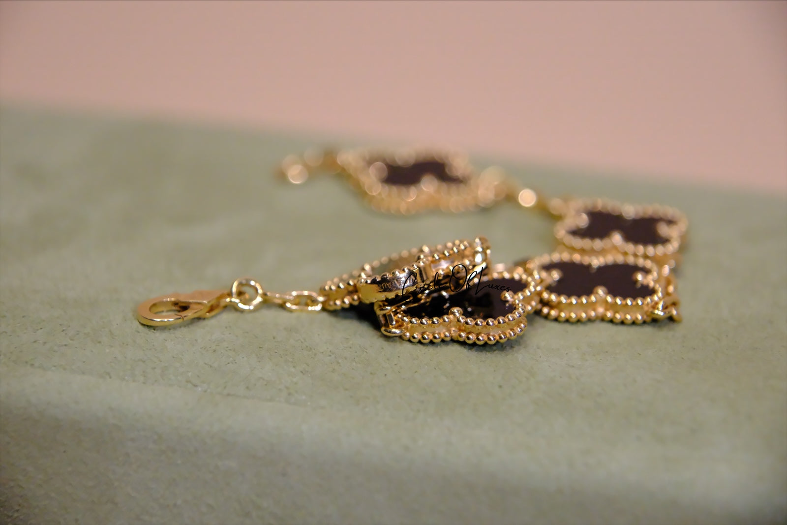 VANCLEEF 
Vintage Alhambra bracelet, 5 motifs
18K yellow gold, Onyx