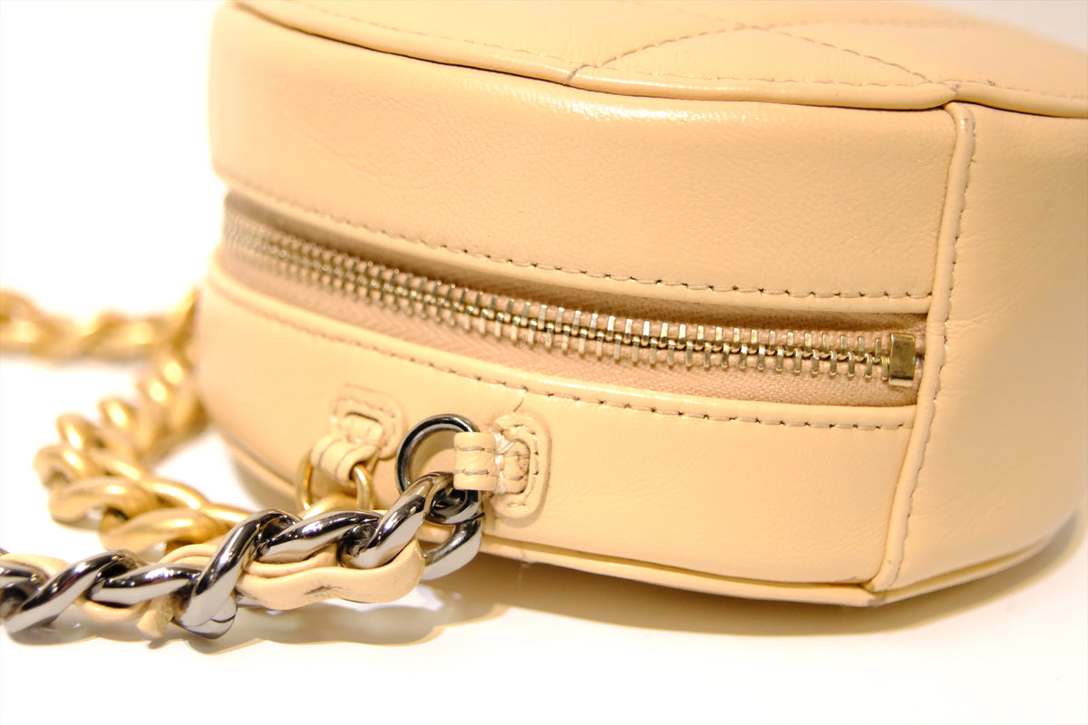 CHANEL 19 ROUND CLUTCH WITH CHAIN