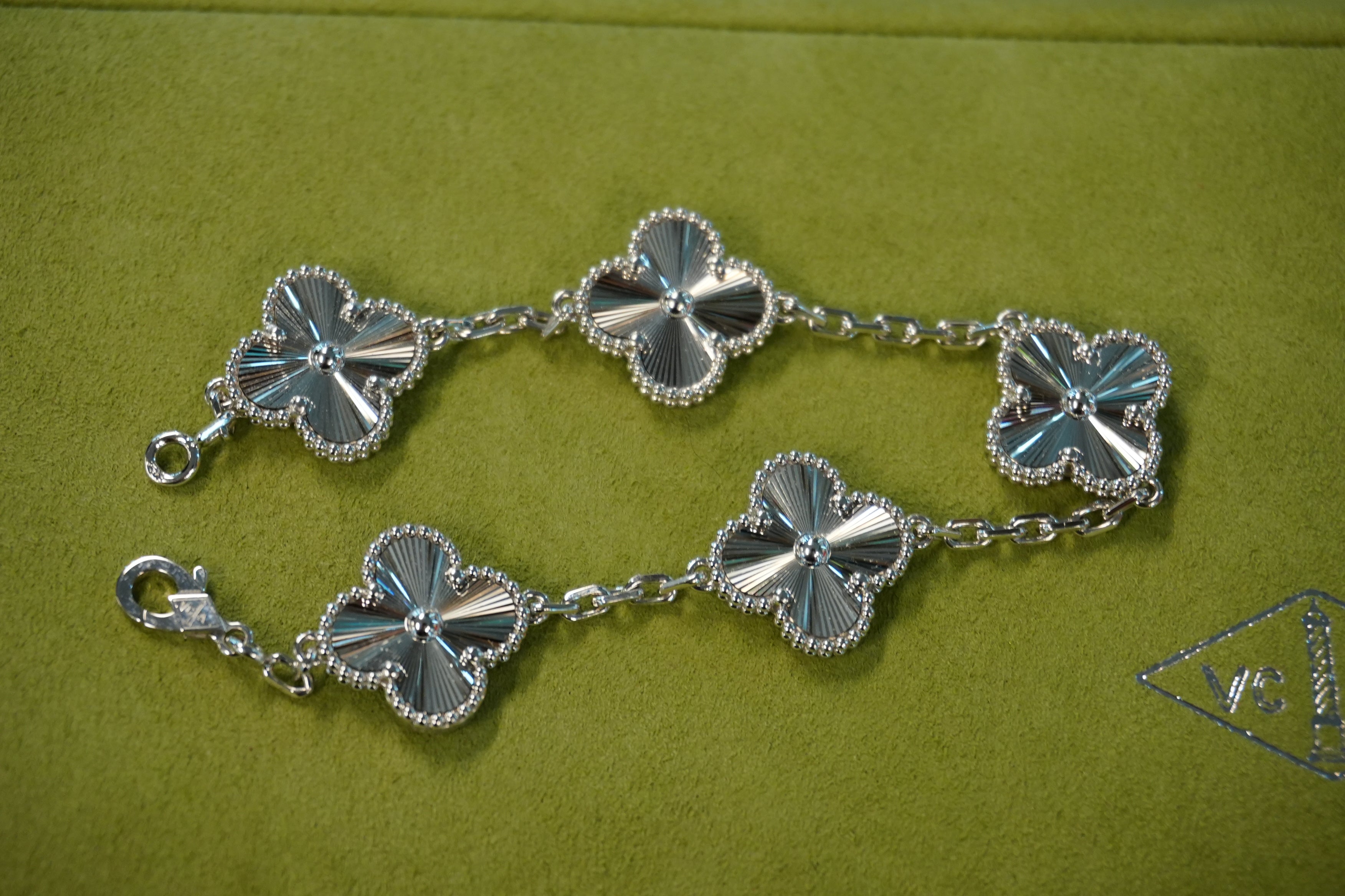 VANCLEEF & ARPELS 5 MOTIF WHITE GOLD