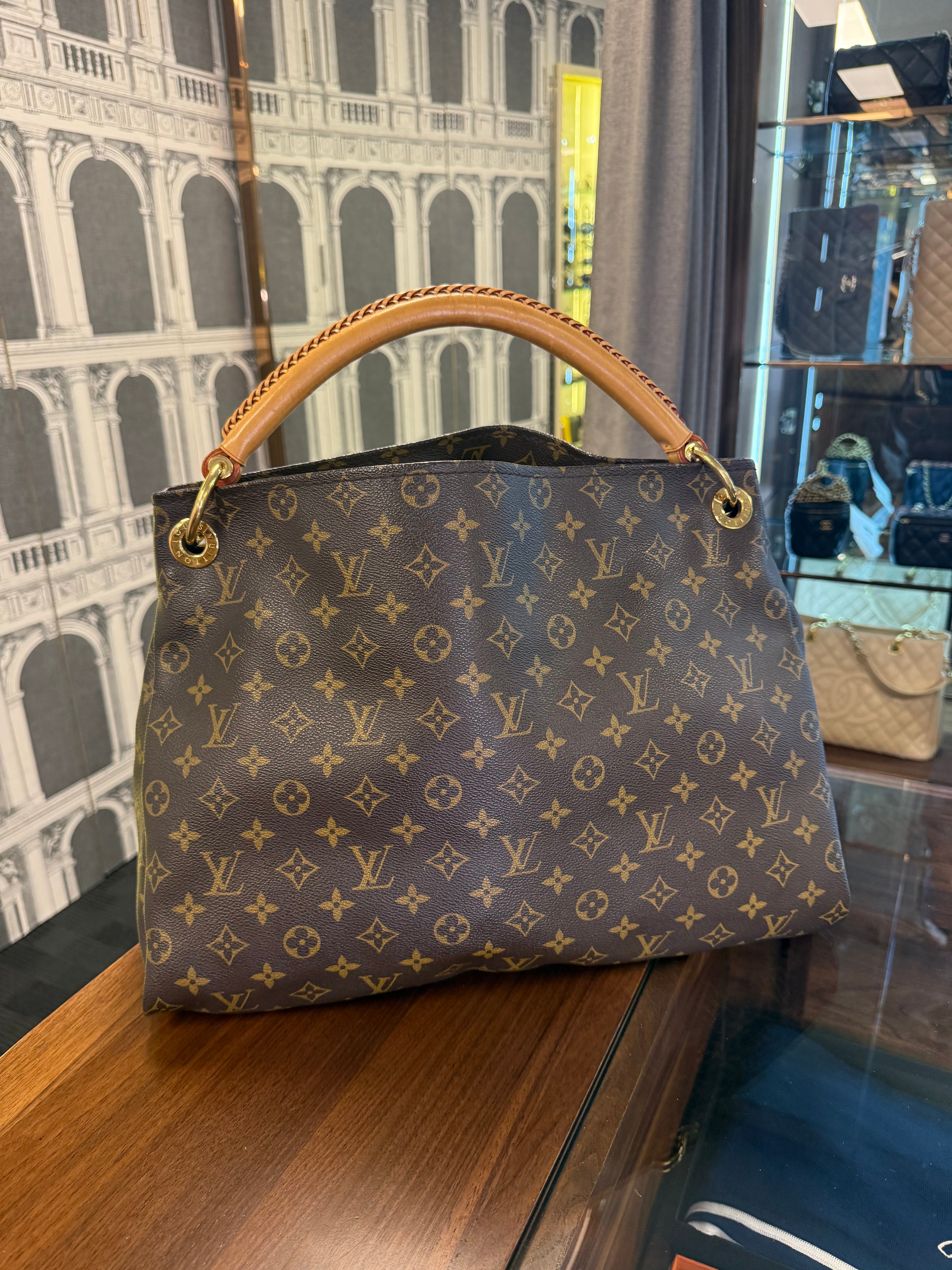 LOUIS VUITTON ARTSY MONOGRAM
