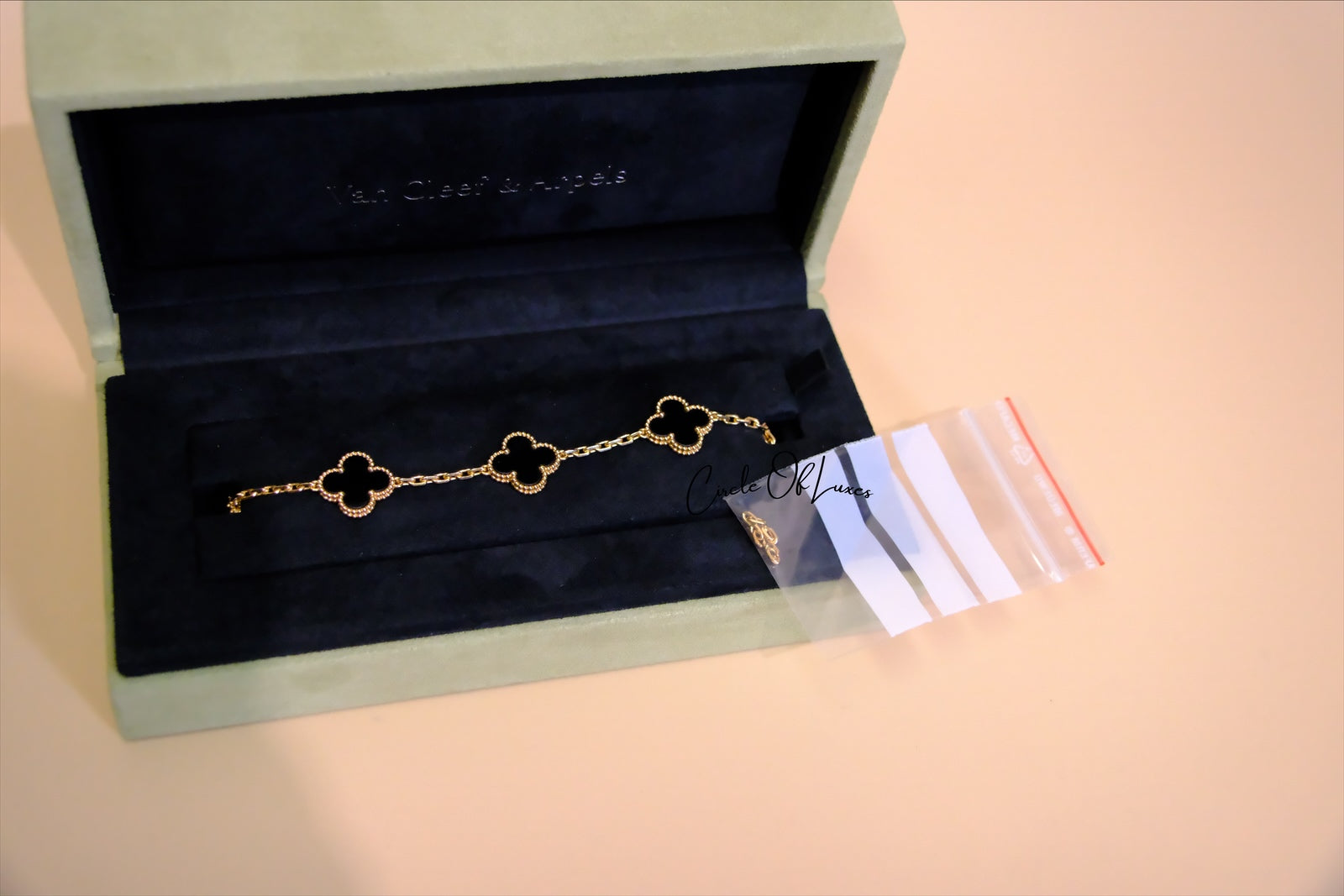 VANCLEEF 
Vintage Alhambra bracelet, 5 motifs
18K yellow gold, Onyx