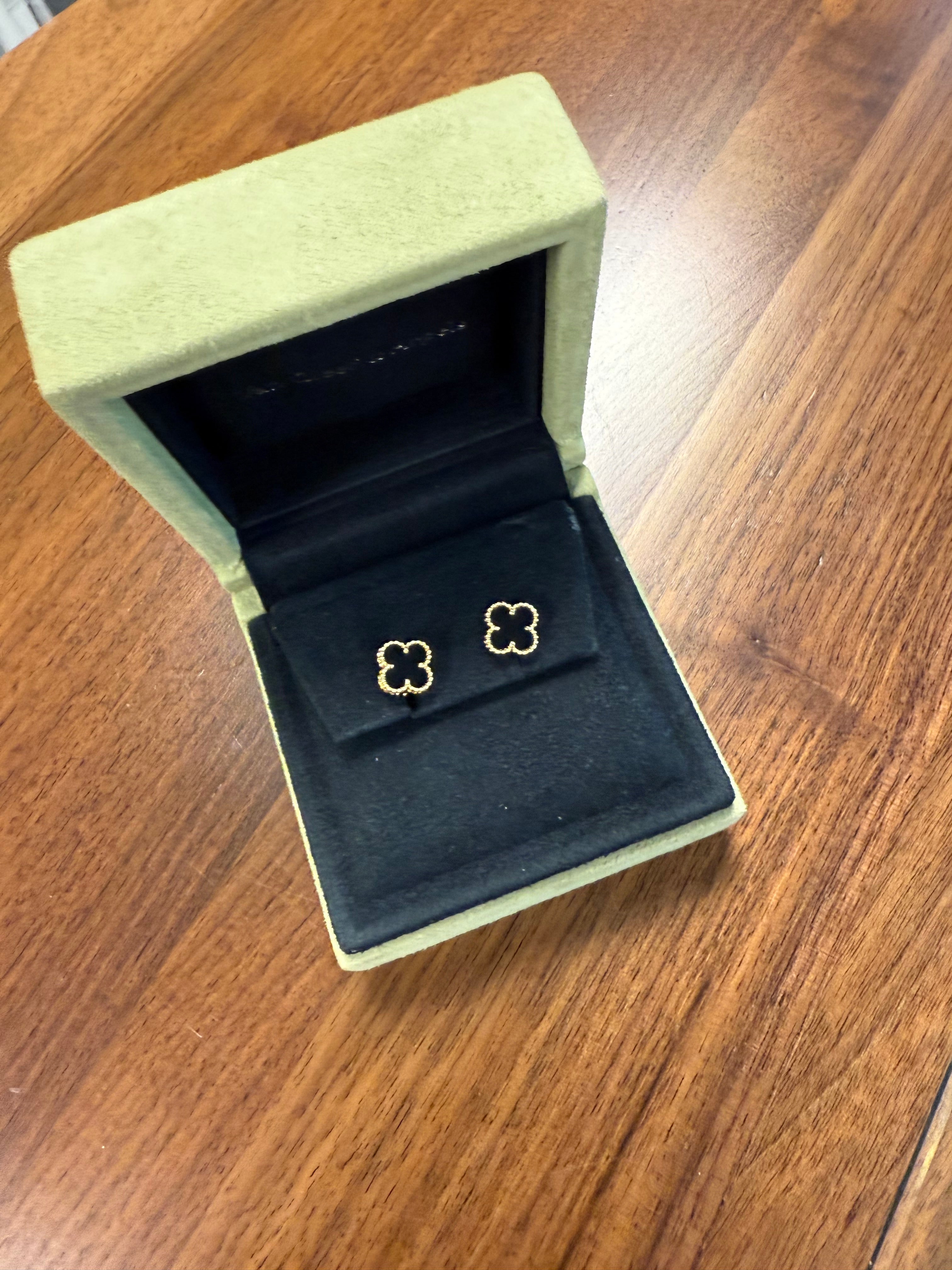 VANCLEEF & ARPELS   SWEET ALHAMBRA ONYX EAR STUD  GHW