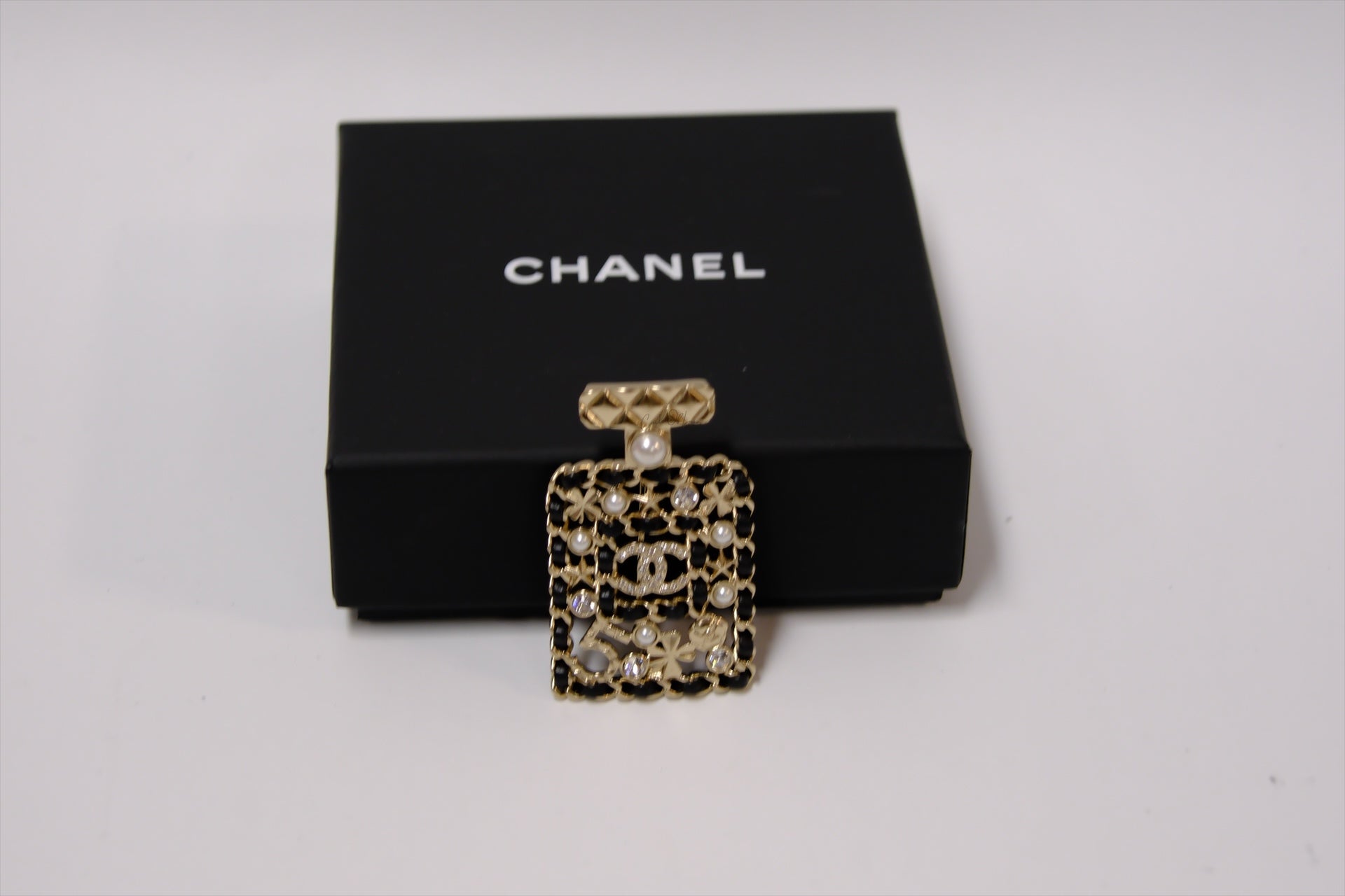 CHANEL PEFURME BOTTLE BROOCH METAL,PEARL,CRYSTAL