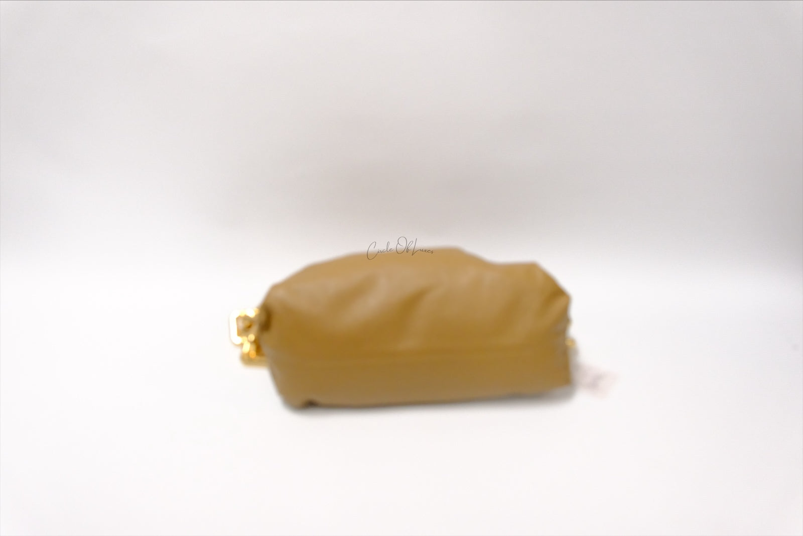 BOTTEVEGA CHAIN POUCH CARAMEL LEATHER BAG