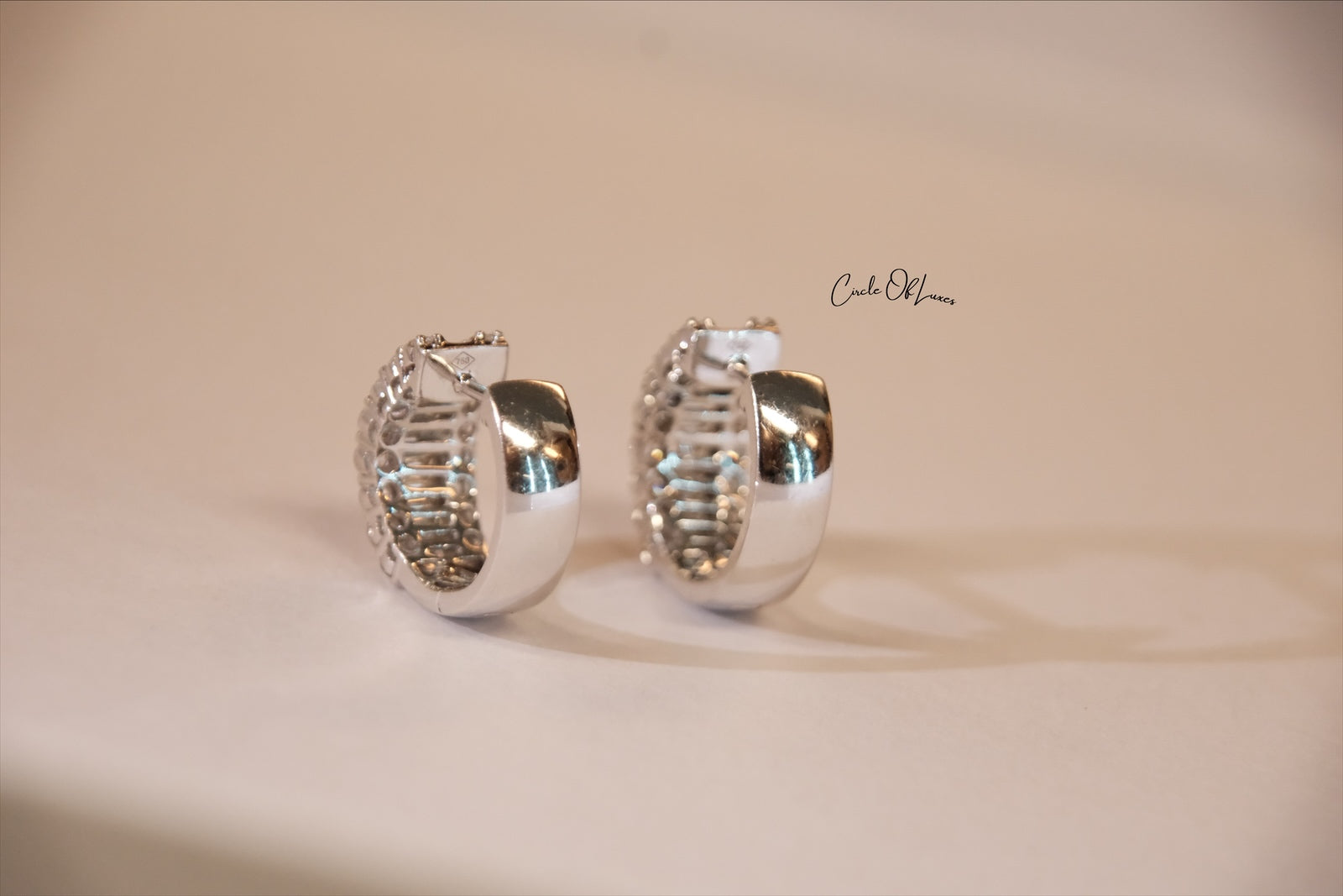 18ct WHITE GOLD CLAW SET ROUND BRILLIANT & BAGUETTE DIAMONDS EARRING