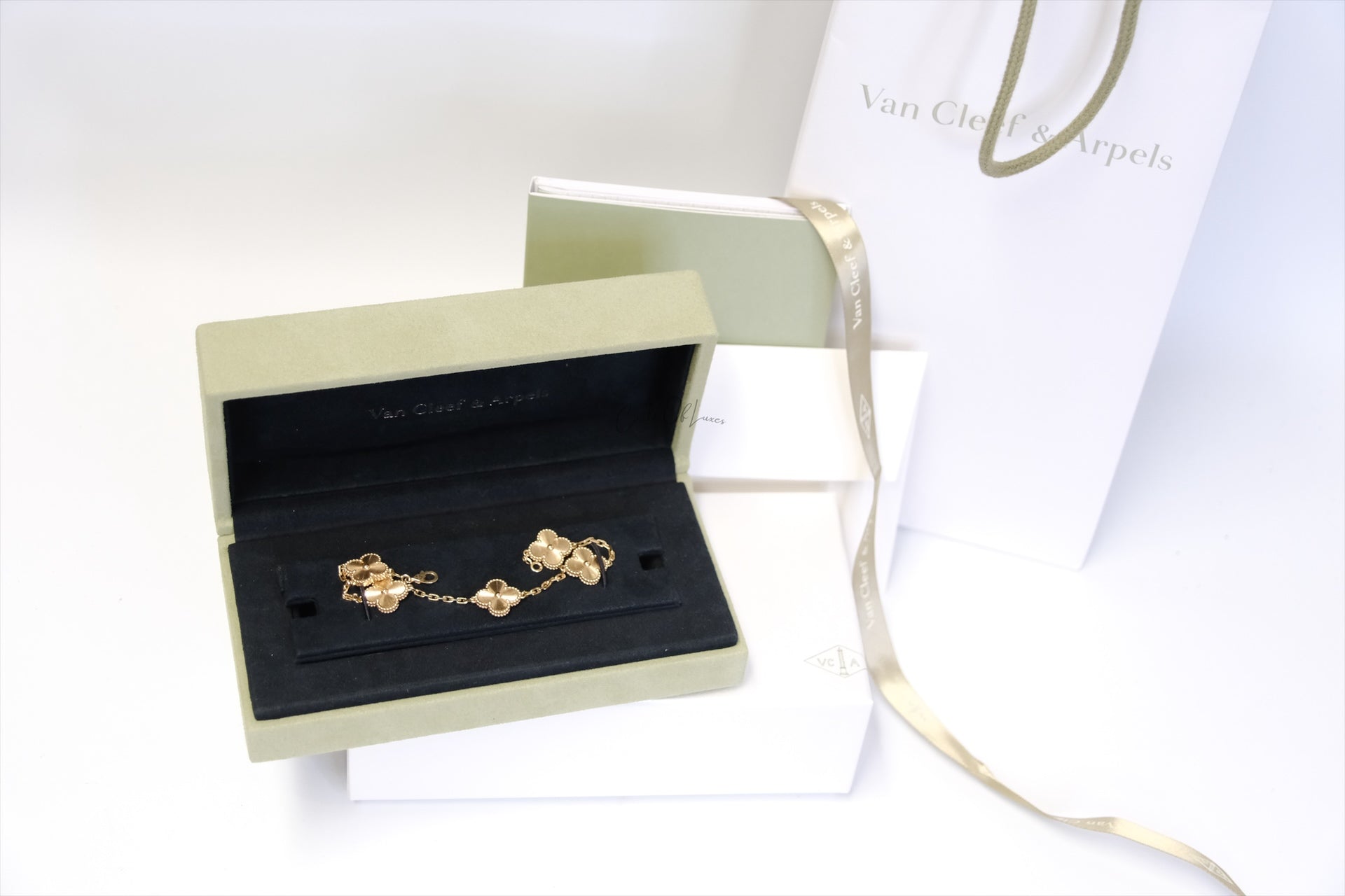 V&  C vintage Alhambra 5Motif Bracelet yellow gold
