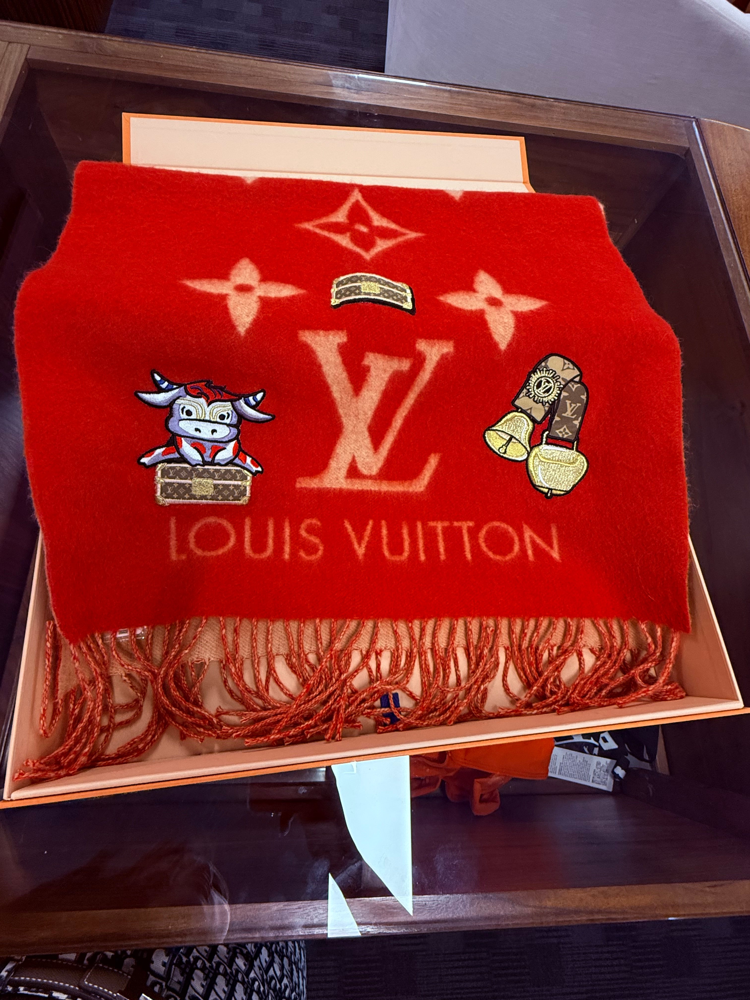 LOUIS VUITTON PRECIOUS BUFFALO 100% CASHMERE