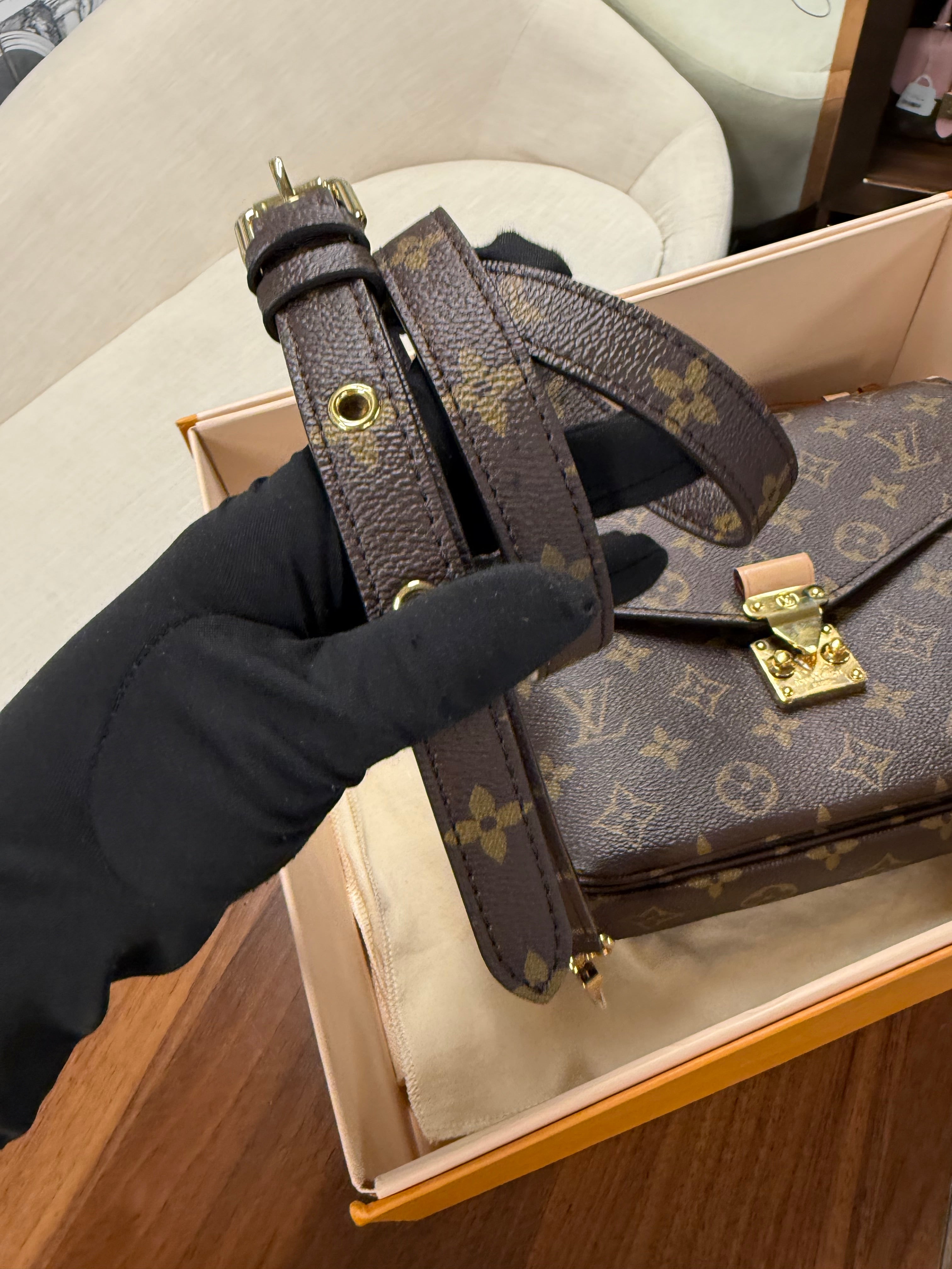 LOUIS VUITTON POCHETTE METIS MONOGRAM