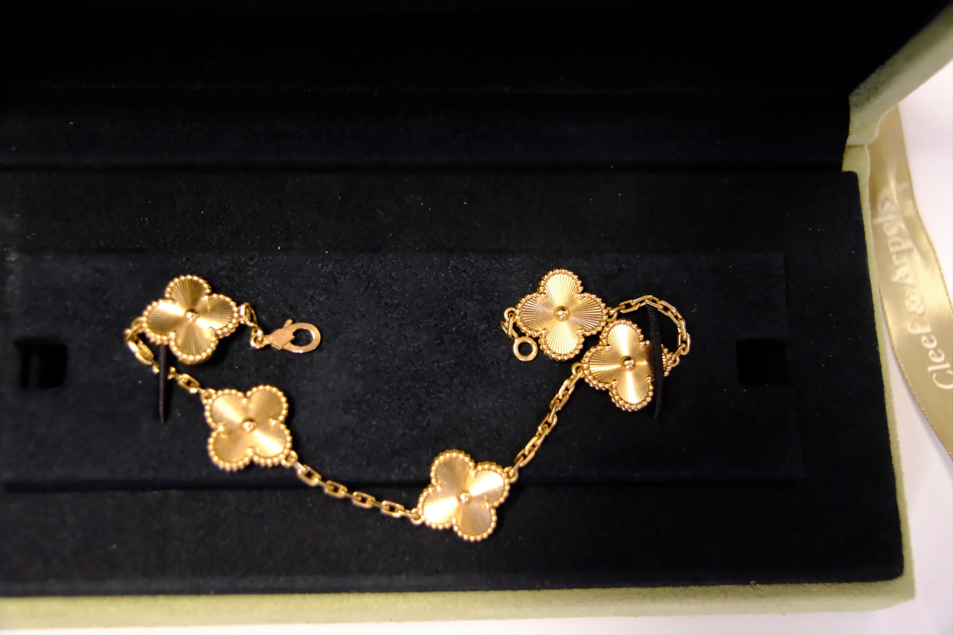 V&  C vintage Alhambra 5Motif Bracelet yellow gold