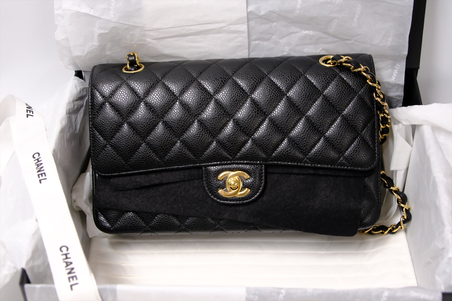 CHANEL MEDIUM CAVIAR CLASSIC FLAP BLACK GHW