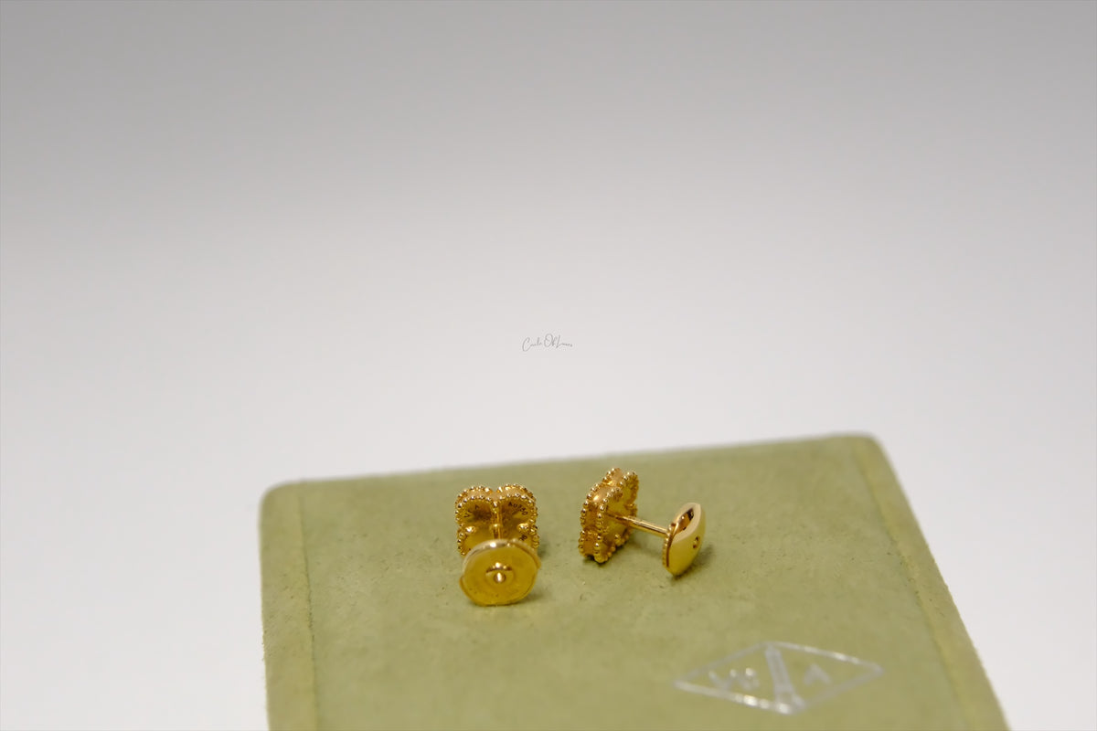 VANCLEEF & APRELS SWEET ONYX 18k YELLOW GOLD EARRING STUD