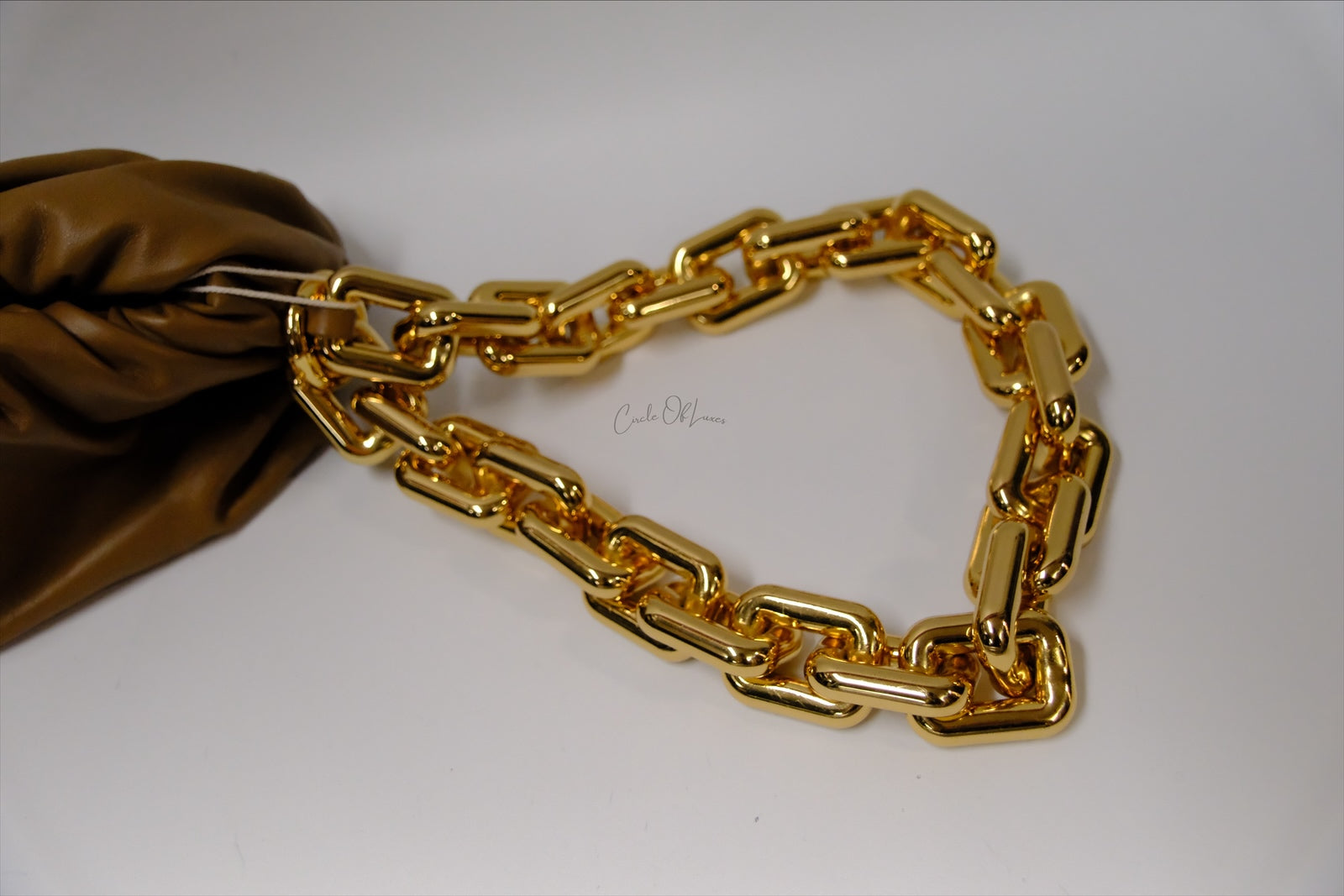 BOTTEVEGA CHAIN POUCH CARAMEL LEATHER BAG
