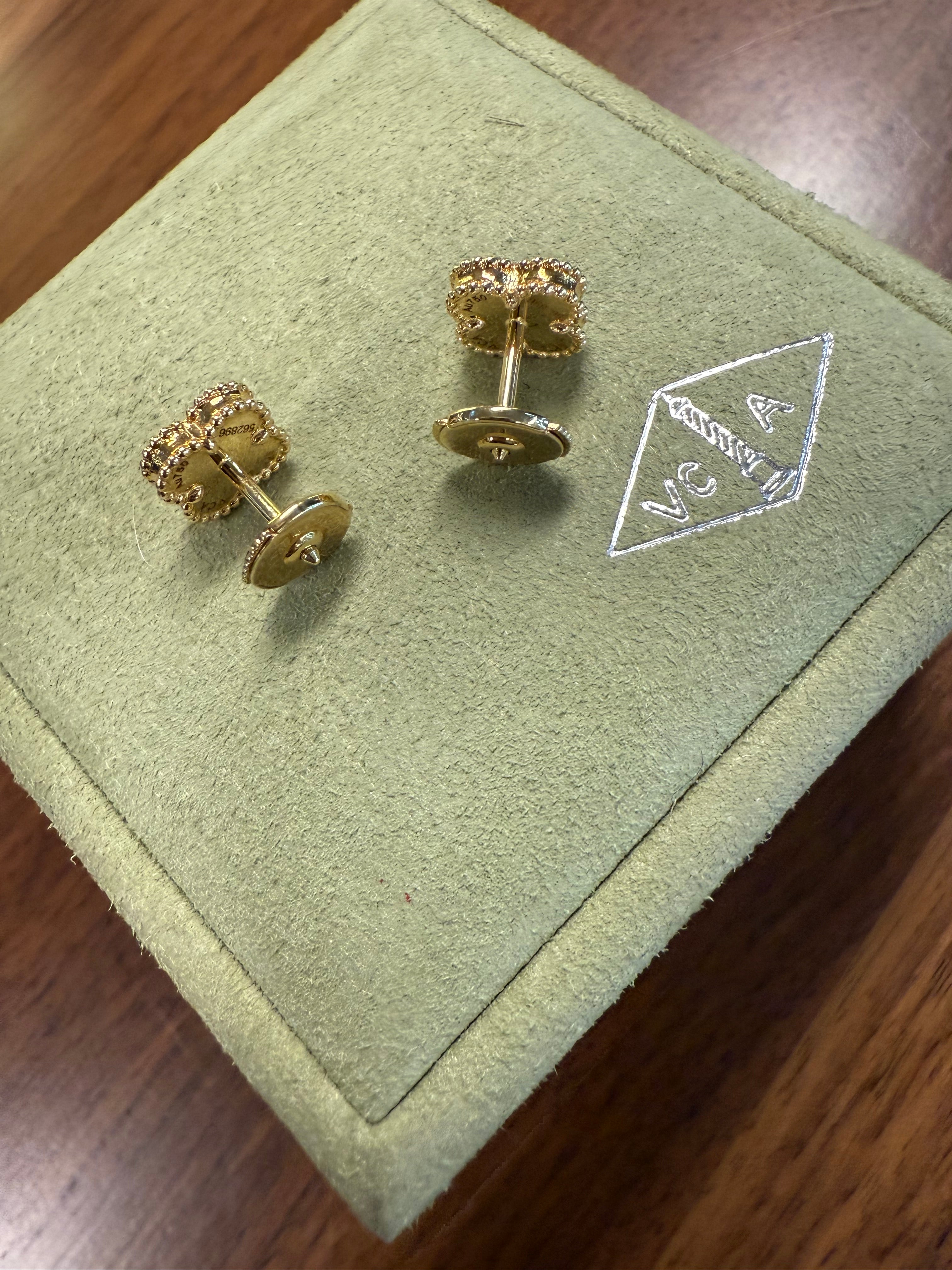 VANCLEEF & ARPELS   SWEET ALHAMBRA ONYX EAR STUD  GHW