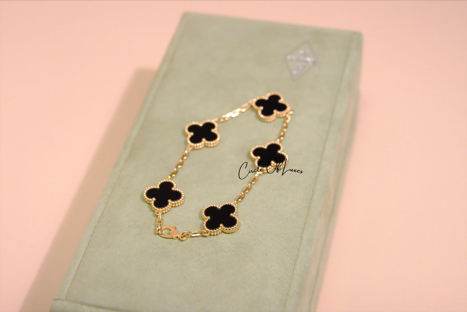 VANCLEEF 
Vintage Alhambra bracelet, 5 motifs
18K yellow gold, Onyx