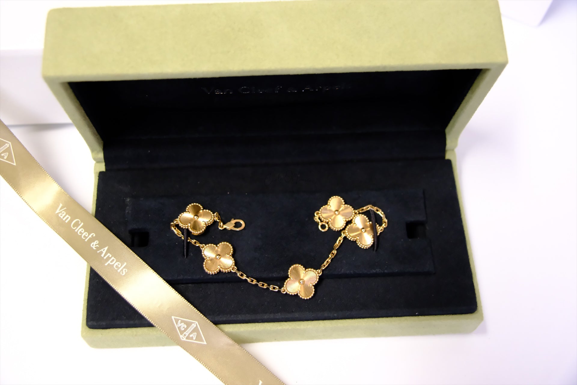V&  C vintage Alhambra 5Motif Bracelet yellow gold