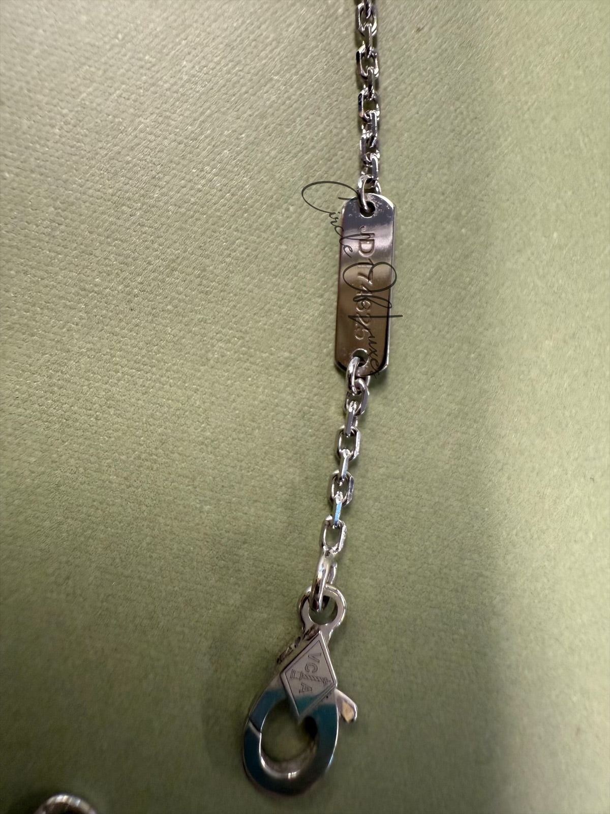 VAN CLEEF HOLIDAY PENDANT WHITE GOLD
