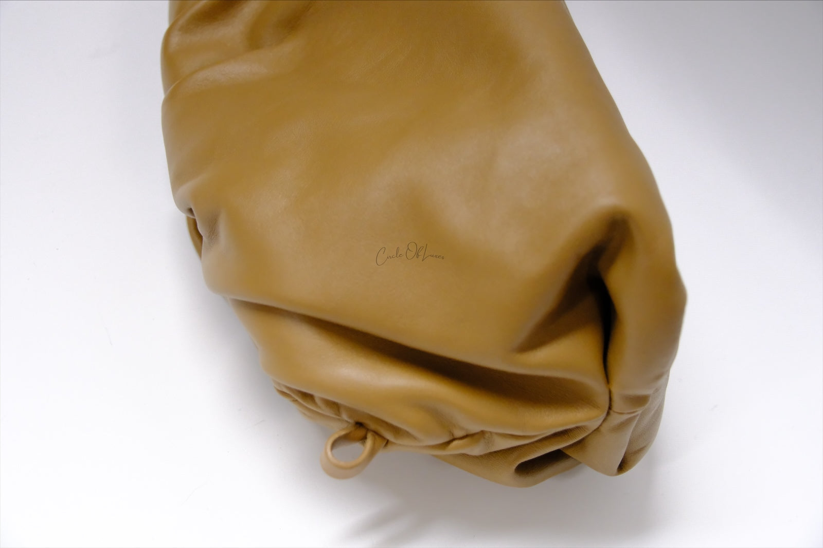 BOTTEVEGA CHAIN POUCH CARAMEL LEATHER BAG