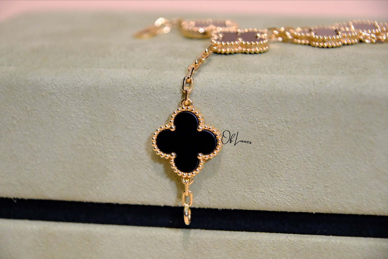 VANCLEEF 
Vintage Alhambra bracelet, 5 motifs
18K yellow gold, Onyx