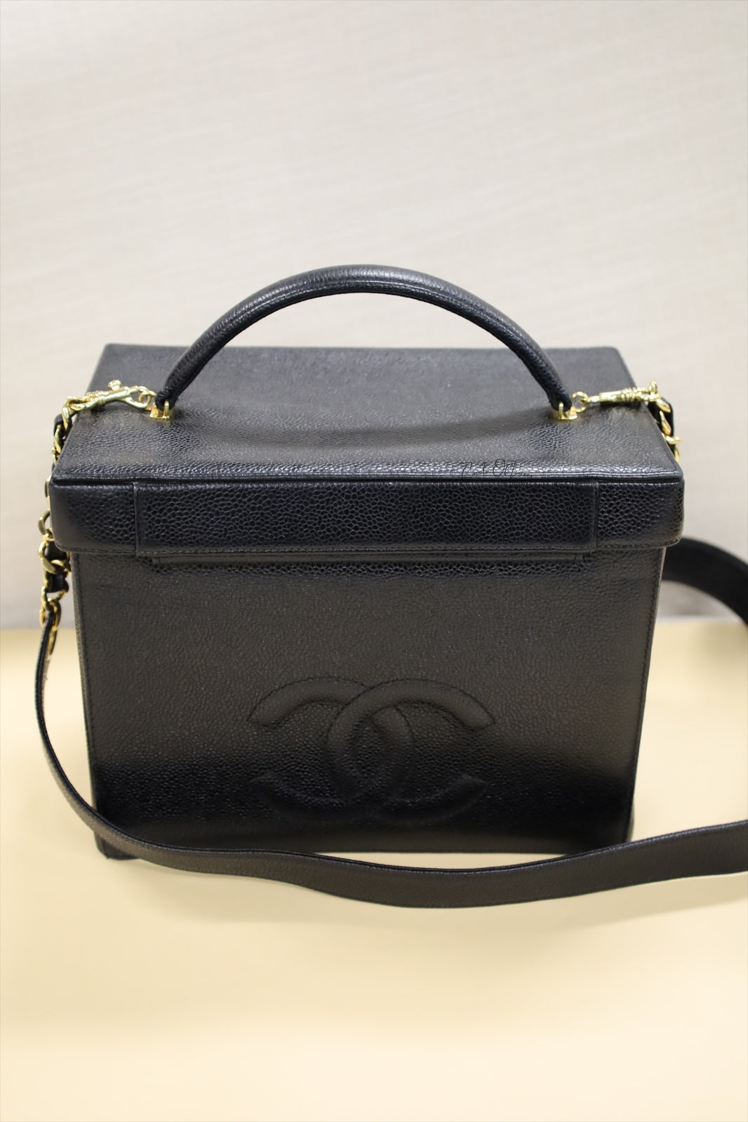 CHANEL BLACK VANITY WITH CHAIN VINTAGE CAVIAR GOLD HW