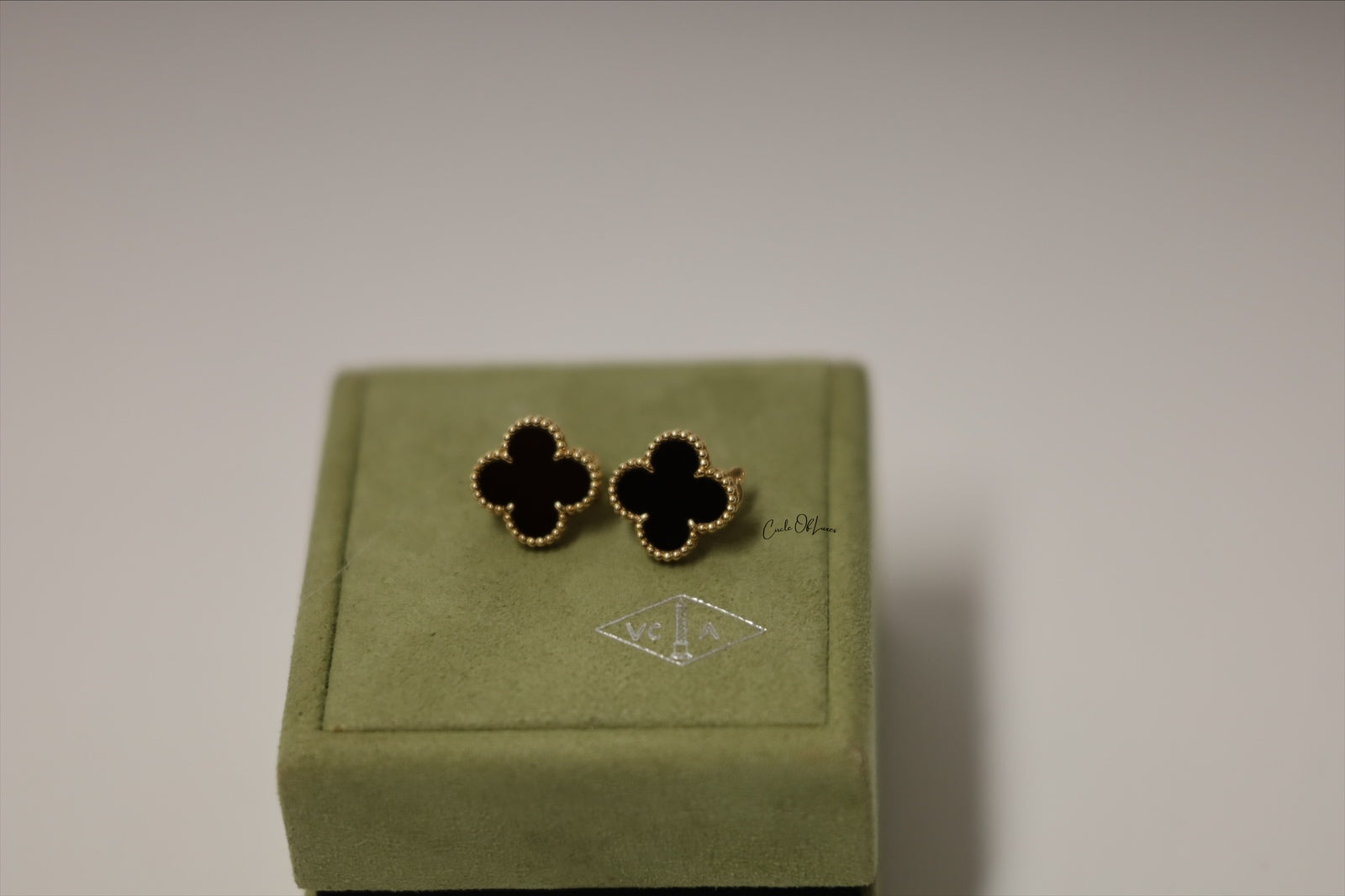 VAN CLEEF & ARPELS SWEET ALHAMBRA EARSTUDS ONYX YELLOW GOLD