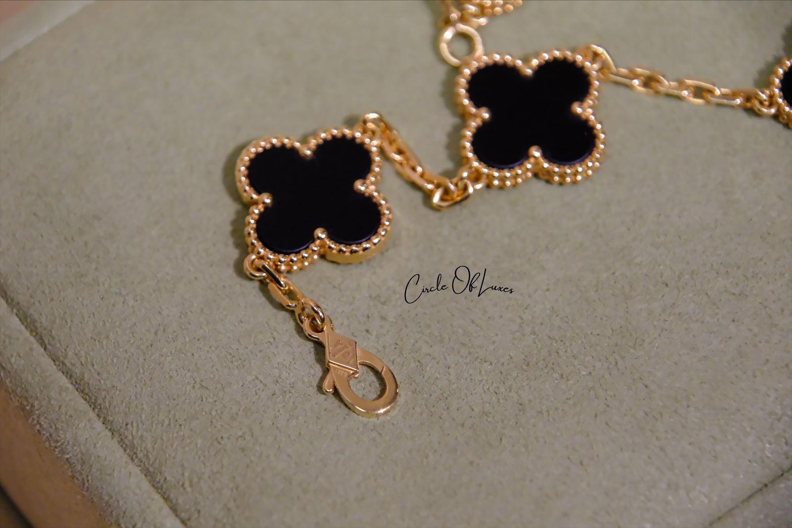 VANCLEEF 
Vintage Alhambra bracelet, 5 motifs
18K yellow gold, Onyx