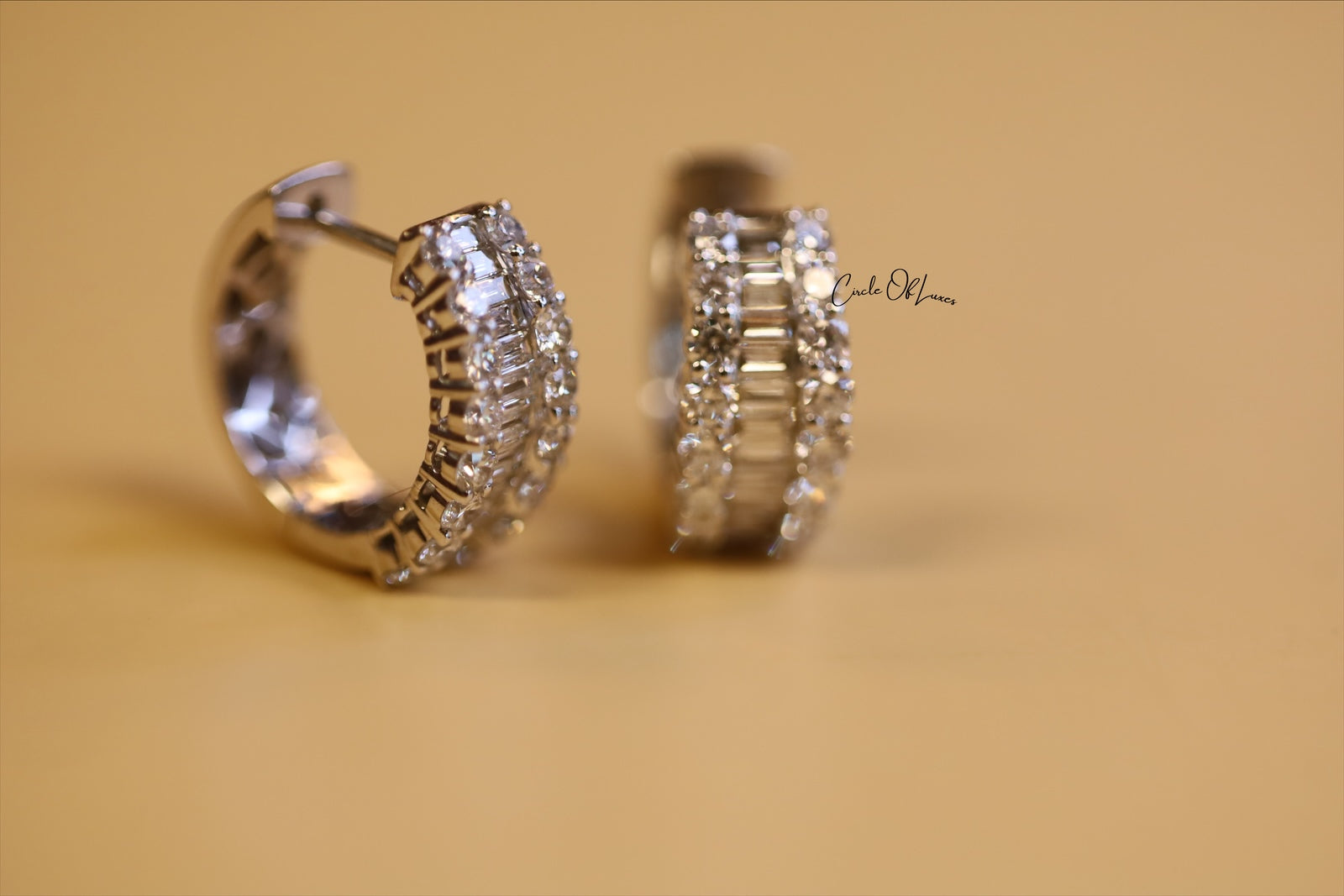 18ct WHITE GOLD CLAW SET ROUND BRILLIANT & BAGUETTE DIAMONDS EARRING