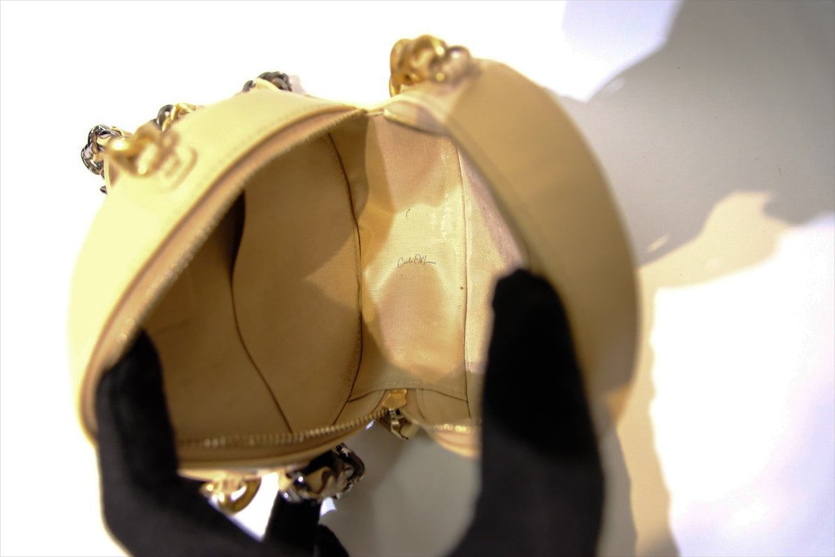 CHANEL 19 ROUND CLUTCH WITH CHAIN