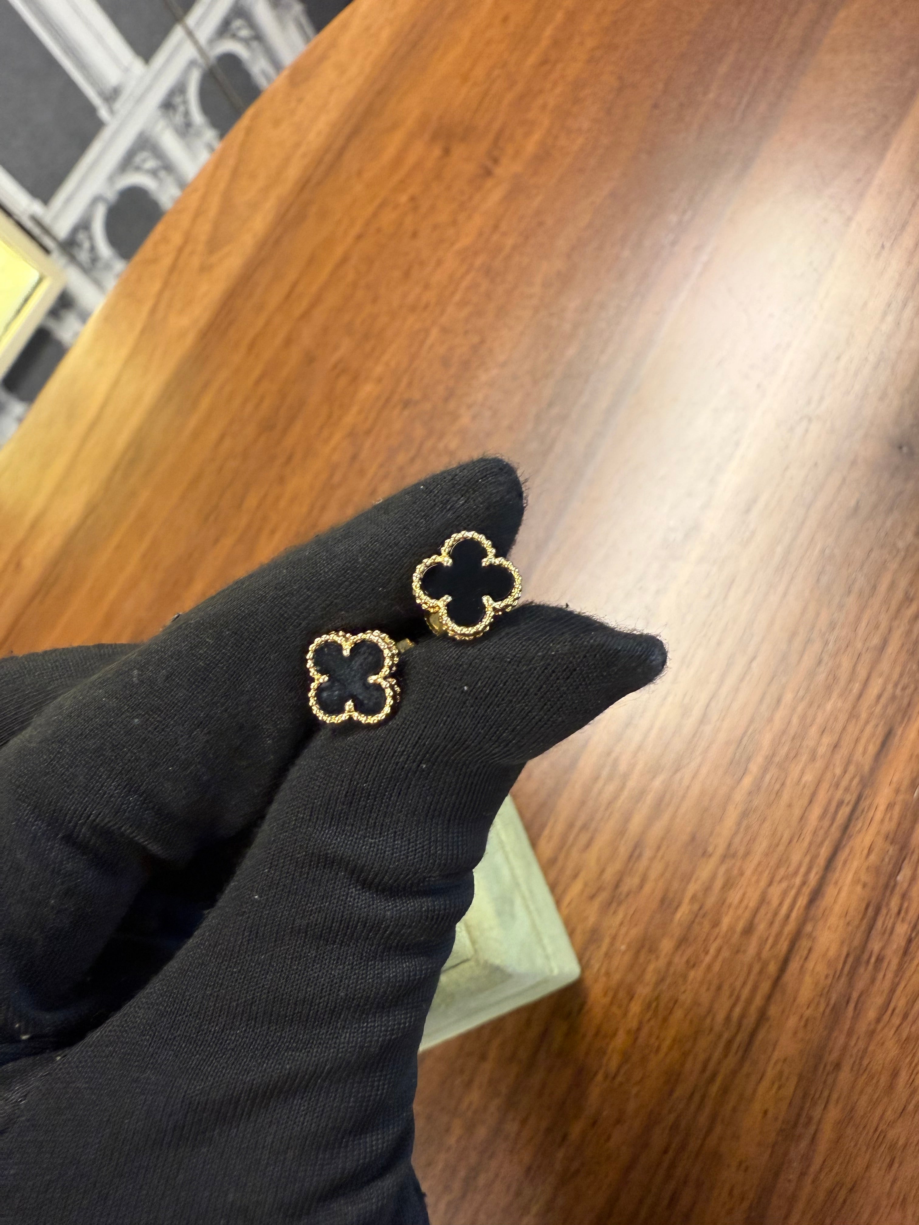 VANCLEEF & ARPELS   SWEET ALHAMBRA ONYX EAR STUD  GHW