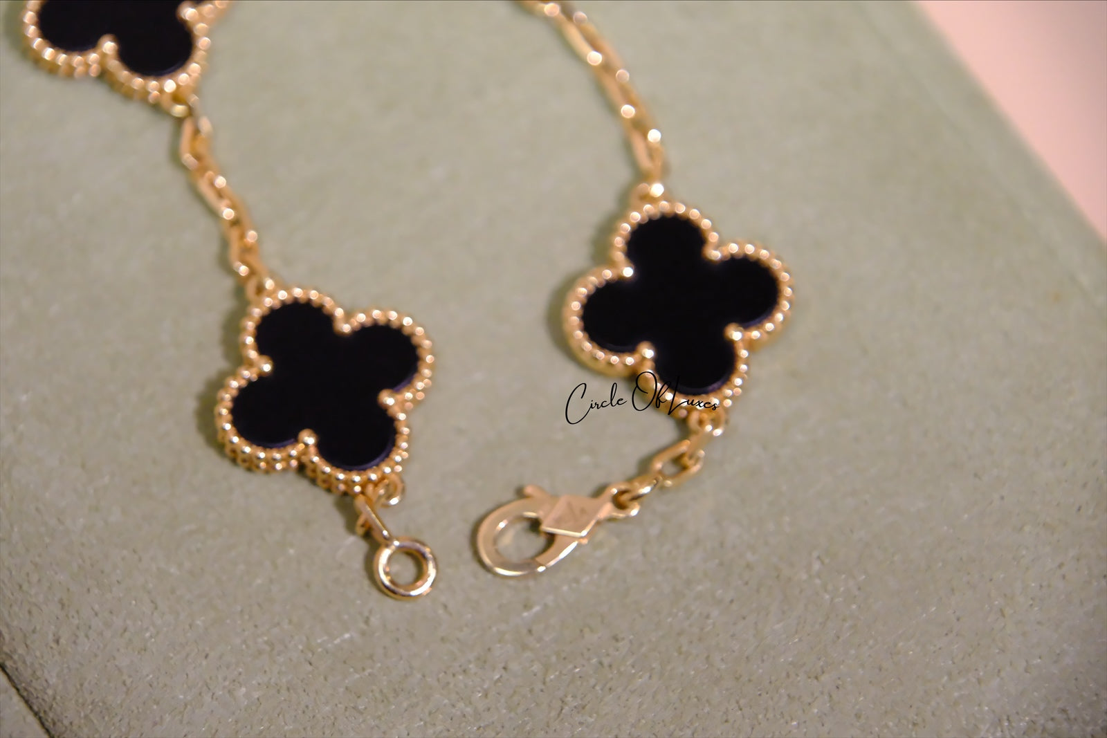 VANCLEEF 
Vintage Alhambra bracelet, 5 motifs
18K yellow gold, Onyx